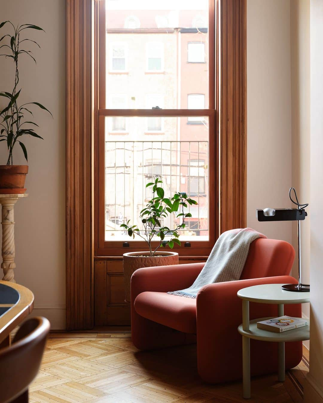 Design Milkさんのインスタグラム写真 - (Design MilkInstagram)「Step into the past + present at Bed-Stuy Townhouse, a Brooklyn gem renovated by @also_office + @colonydesign, who brought a modern touch to the interiors! From the lush garden to the sleek sunroom, it's a minimalist dream with nods to its rich history. 💭  Take a peek inside at the link in bio. 🔗  📸 Photography by @davidmitchellphoto.  🏷️ #AlsoOffice #Colony #interiordesign #homeinterior #homeinteriors #homeinspo #homeinspiration #townhouse #townhome #moderndesign #homedesign #minimalist #minimalisthome」10月5日 23時15分 - designmilk