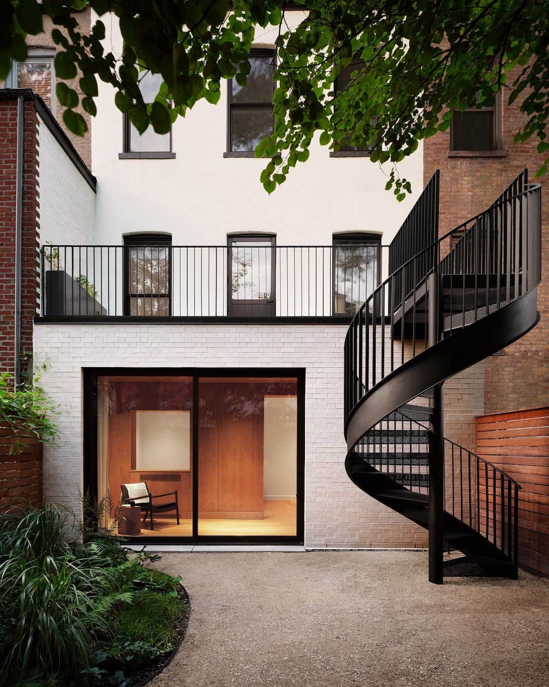 Design Milkのインスタグラム：「Step into the past + present at Bed-Stuy Townhouse, a Brooklyn gem renovated by @also_office + @colonydesign, who brought a modern touch to the interiors! From the lush garden to the sleek sunroom, it's a minimalist dream with nods to its rich history. 💭  Take a peek inside at the link in bio. 🔗  📸 Photography by @davidmitchellphoto.  🏷️ #AlsoOffice #Colony #interiordesign #homeinterior #homeinteriors #homeinspo #homeinspiration #townhouse #townhome #moderndesign #homedesign #minimalist #minimalisthome」