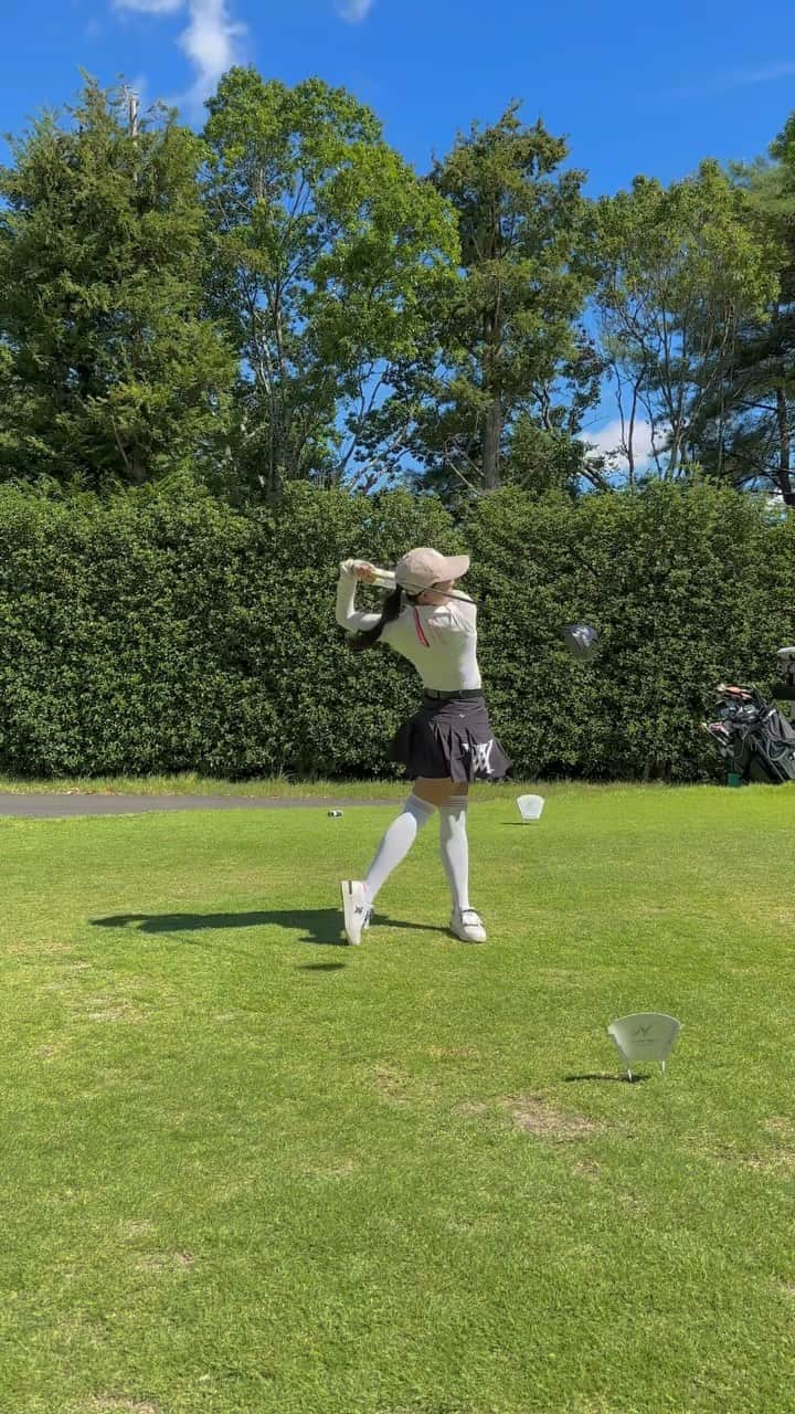 小澤美奈瀬のインスタグラム：「ドライバー正面動画です🥰⛳️🌟 良いショットでした🍀トレーニングを毎日継続して頑張っているとスイングに張り感も出て良い感じです😊💕 ドライバーの時はなるべくダウンスイングで身体が突っ込んでいかないように意識もしています☺️🌸  #ゴルフ #ドライバーショット #千葉県」