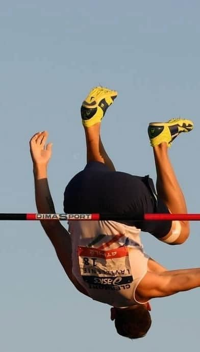 ルノー・ラビレニのインスタグラム：「When @airlavillenie casually jumped 5.40m (17’8.50) with a back flip.. 😳🤷🏻‍♂️  #athletics #trackandfield #jumpersworld」