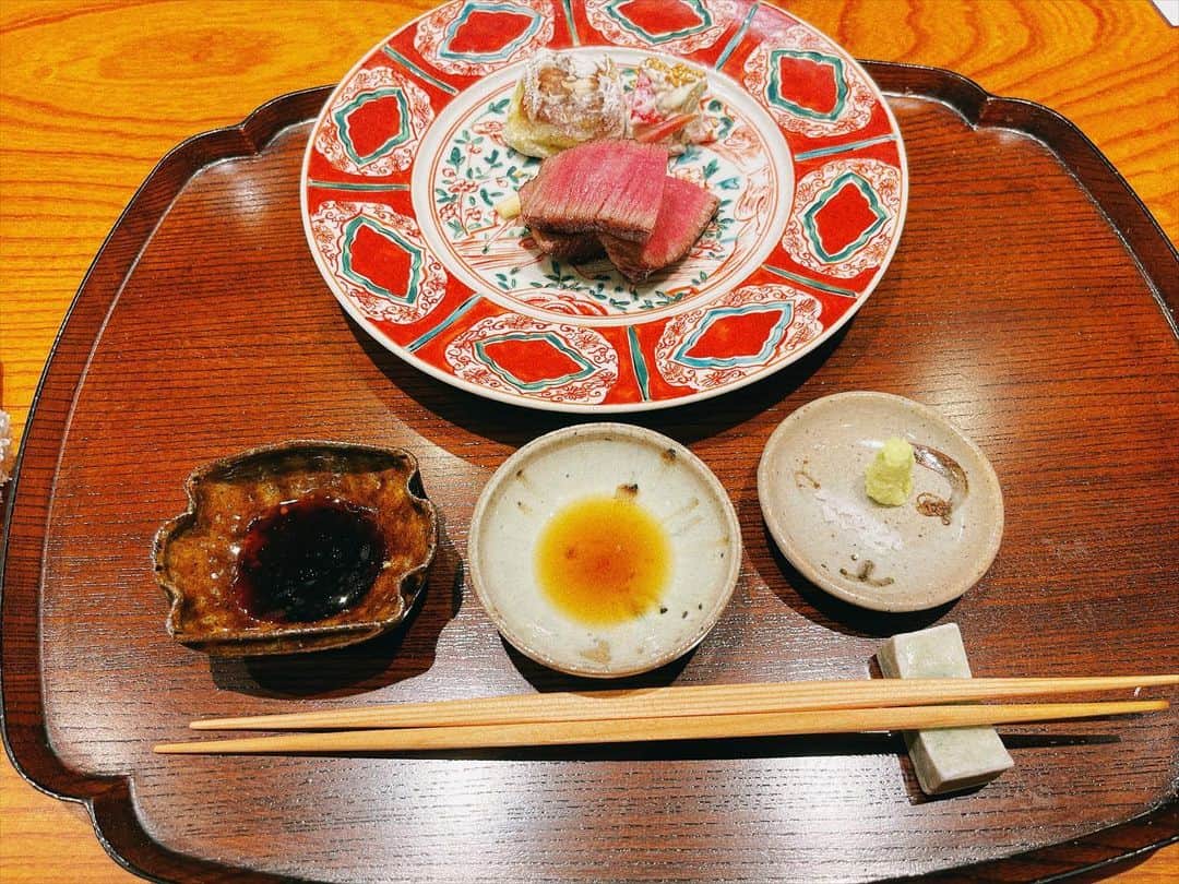 前田佳織里さんのインスタグラム写真 - (前田佳織里Instagram)「先日、とっても美味しい肉をたくさん食べました！✨ 松茸もたくさんで上質な秋を経験したよ！ 色んな肉の食べ方をして、目からウロコでした👀 今年の秋は肉だ‼️ #お肉  #松茸 #ディナー」10月5日 23時27分 - maedakaori_official