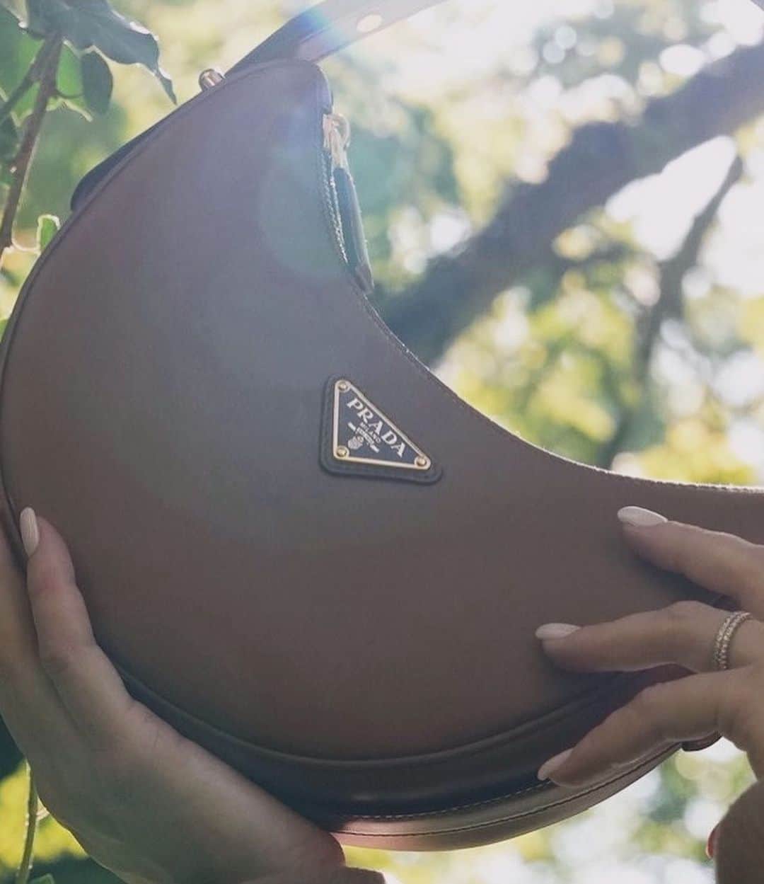 アン・キャサリン・ボメルさんのインスタグラム写真 - (アン・キャサリン・ボメルInstagram)「Sleek, curved & modern allure with #PradaArque Bag  @prada」10月5日 23時20分 - annkathrin