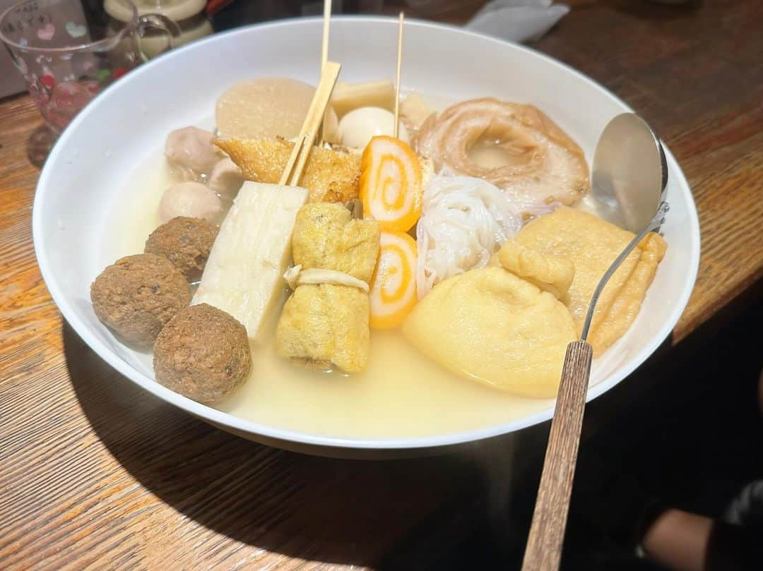 佐井祐里奈さんのインスタグラム写真 - (佐井祐里奈Instagram)「金沢旅行で食べたおでん🍢  もともとおでん大好物なんだけど、金沢おでん、最高だった😋🩷  開店後すぐに行って発券機で予約🕔 ネットであとどれくらいか時間が見られるので助かる👏 そして子連れ🆗とのことで、子ども椅子あり🥹ありがたやー🙏  接客もとても親切で、おでんは美味しくて、日本酒🍶も最高で、大満足の金沢ナイト🎵でした⭕️  #yunnaログ #金沢おでん　#金沢ディナー　#金沢グルメ #金沢旅行 #金沢観光 #金沢グルメ情報 #赤玉　#赤玉本店　#金沢おでん赤玉本店」10月5日 23時21分 - yunna_s31