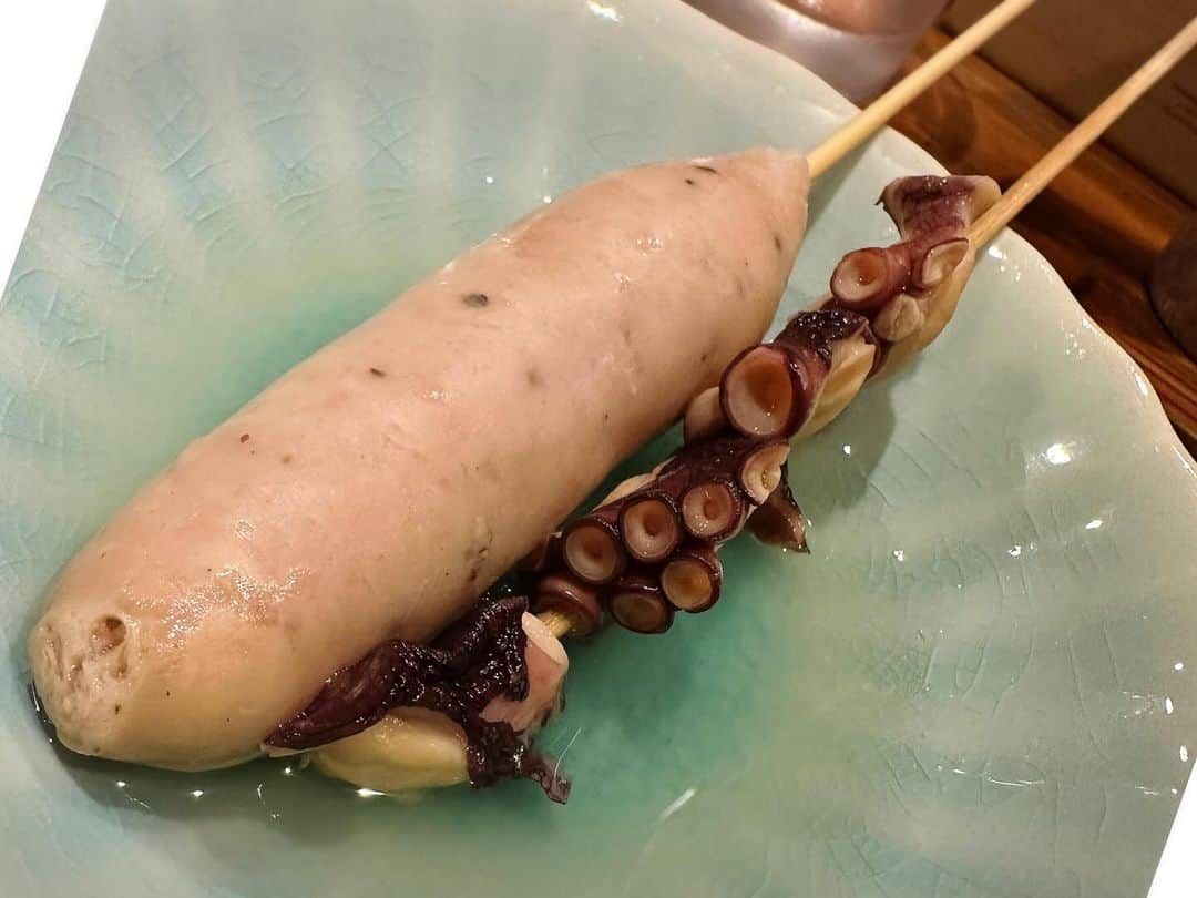 佐井祐里奈さんのインスタグラム写真 - (佐井祐里奈Instagram)「金沢旅行で食べたおでん🍢  もともとおでん大好物なんだけど、金沢おでん、最高だった😋🩷  開店後すぐに行って発券機で予約🕔 ネットであとどれくらいか時間が見られるので助かる👏 そして子連れ🆗とのことで、子ども椅子あり🥹ありがたやー🙏  接客もとても親切で、おでんは美味しくて、日本酒🍶も最高で、大満足の金沢ナイト🎵でした⭕️  #yunnaログ #金沢おでん　#金沢ディナー　#金沢グルメ #金沢旅行 #金沢観光 #金沢グルメ情報 #赤玉　#赤玉本店　#金沢おでん赤玉本店」10月5日 23時21分 - yunna_s31