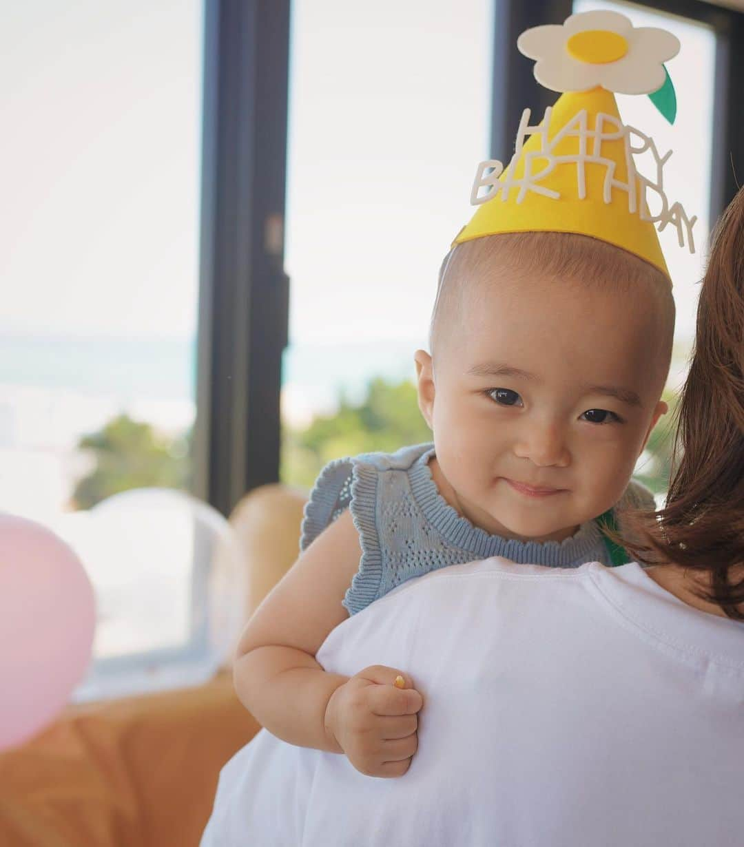 神田咲凛さんのインスタグラム写真 - (神田咲凛Instagram)「ホテルでの1歳祝い🎂 ビーチに持って行けなかったバルーンの 消化試合でみんなでたっくさん膨らました🎈笑 曇っちゃうかなぁと思いきや晴天で嬉しかった☀️  . . . . . . . . . . . . .  . . . . . . . . #沖縄#沖縄旅行 #沖縄そば #沖縄グルメ #沖縄観光 #沖縄ホテル #読谷#読谷村 #赤ちゃんのいる生活 #赤ちゃんのいる暮らし #赤ちゃんコーデ #ベビー服 #赤ちゃん連れ旅行 #ママライフ#ママファッション #親子コーデ #誕生日飾り付け #バルーンアート #母娘コーデ #母娘旅 #令和4年ベビー #0歳児#女の子ママ#1歳誕生日 #1歳#1歳バースデー #1歳女の子#momlife#一眼レフ#ミラーレス一眼」10月5日 23時21分 - t12345vxq