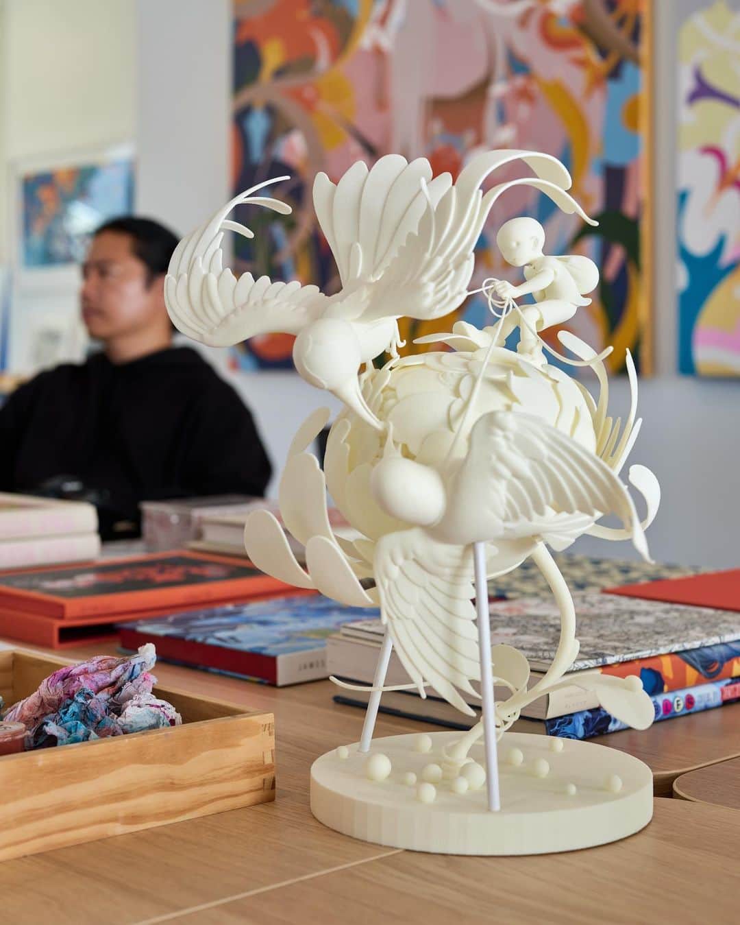 ジェームス・ジーンのインスタグラム：「From 3d print to stainless steel… took some effort to have the flower, boy, and birds supported by a single, curving stem. Spring is on view now at SWCAC in Shenzhen @galleryallart   📷: @bshigeta」
