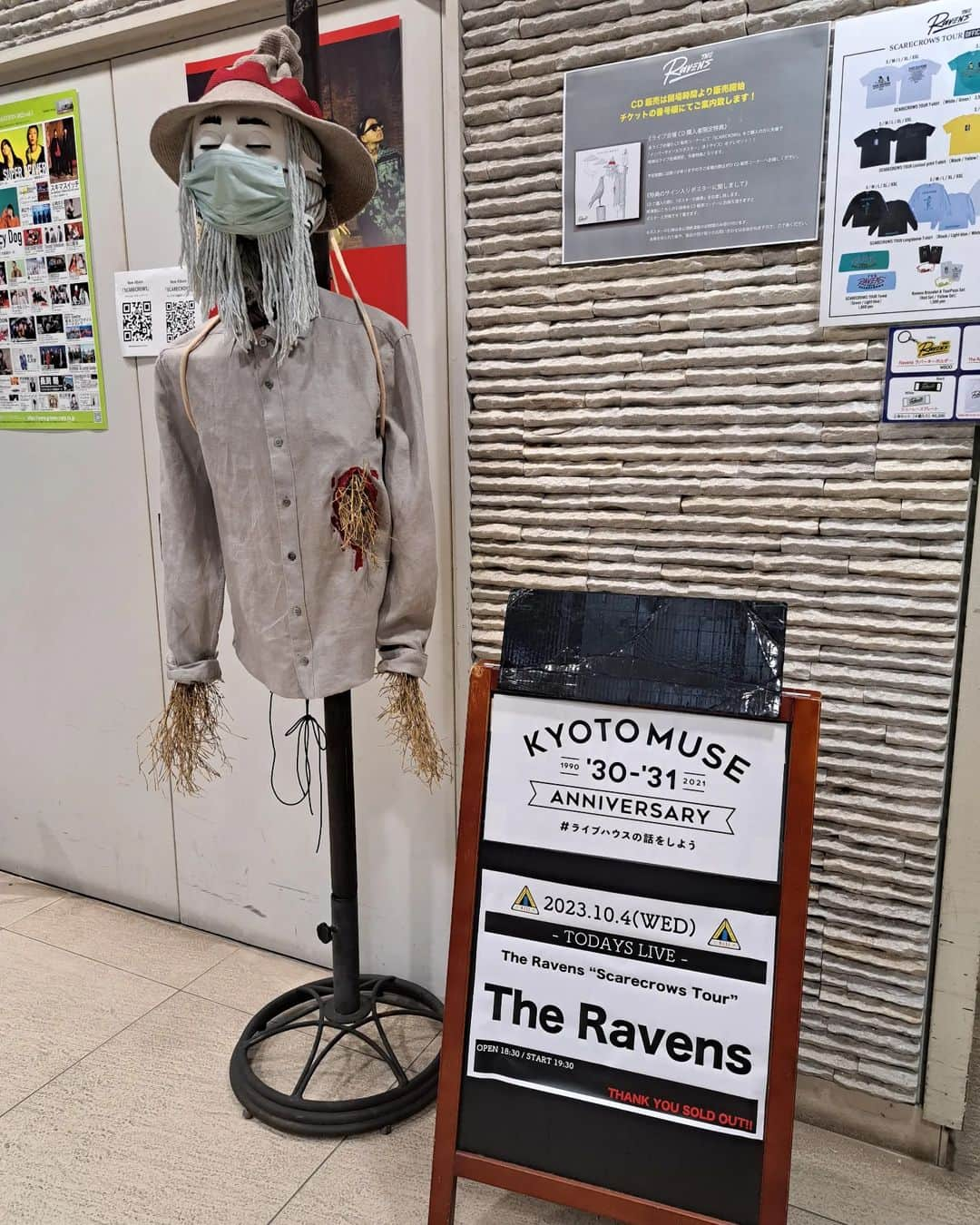 川原ちかよのインスタグラム：「The Ravens のライブ、 ようやく体験できましたー！！  前回のツアーの大阪公演の日は、 ROTTENGRAFFTYと公開録音していて行けなかったのです。  それをけんじくん(Kj)に言ったら、 「現場が重なるっていいことだよ。 ずっとそんなこともなかったんだもん。」 と言ってくれ、 けんじくんらしいなぁって、 ほんま、そやなぁって思いました。  とは言え。 The Ravens のライブは見たかった！！ 今回は、KYOTO MUSEで見られるってのも、 また嬉しい！ ロットンと一緒に見ましたよってに。  Dragon Ashが壁ドンとしたら、 The Ravens はバックハグだ！と思ってきましたが、 いや、今もそう思ってるけど、 ライブは熱かったーー。 アルバムもほんと、名曲揃いだけど、 それがこうなるのね！と言う期待を ガンガン超えていってたわー。  カトマキちゃんとも話してたのですが、 鍵盤入るかっこよさ！！ たまらんね。 渡辺シュンスケさんの存在は大きい。  いや、まぁ、そして、ほんまに。  けんじくんの体調が心配やったから、 元気そうでよかった！ 万全ではないかもやけど、 ステージで歌えて、よかった！  ロットンもやけど、 けんじくんやさくちゃんとも、 現場で信頼関係を築いてきたから、 こうやって、ライブハウス来たら、友達がいて、 一緒にライブを楽しんで、 けんじくんやさくちゃんとも笑えて。 それが最高やん。 それで十分やん。  うーん、 あんまりこういうことを言うのもなんですが。 私にはそれがすべてですよー。  #theravens」