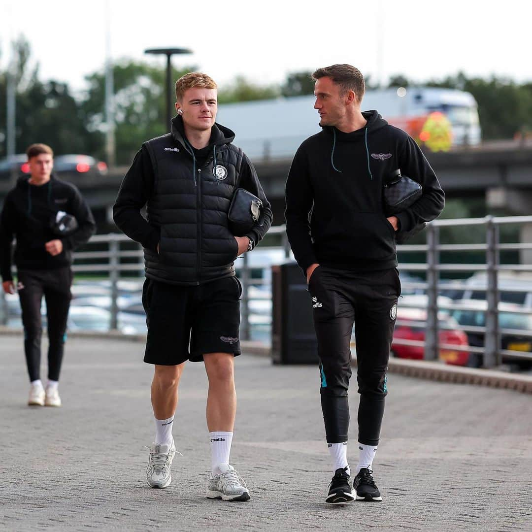 アンディー・キングのインスタグラム：「Listen up mate, you’re going to come on and score two goals in 10 minutes ok? @tommyconway_ 🤝 Swipe to see how it went」