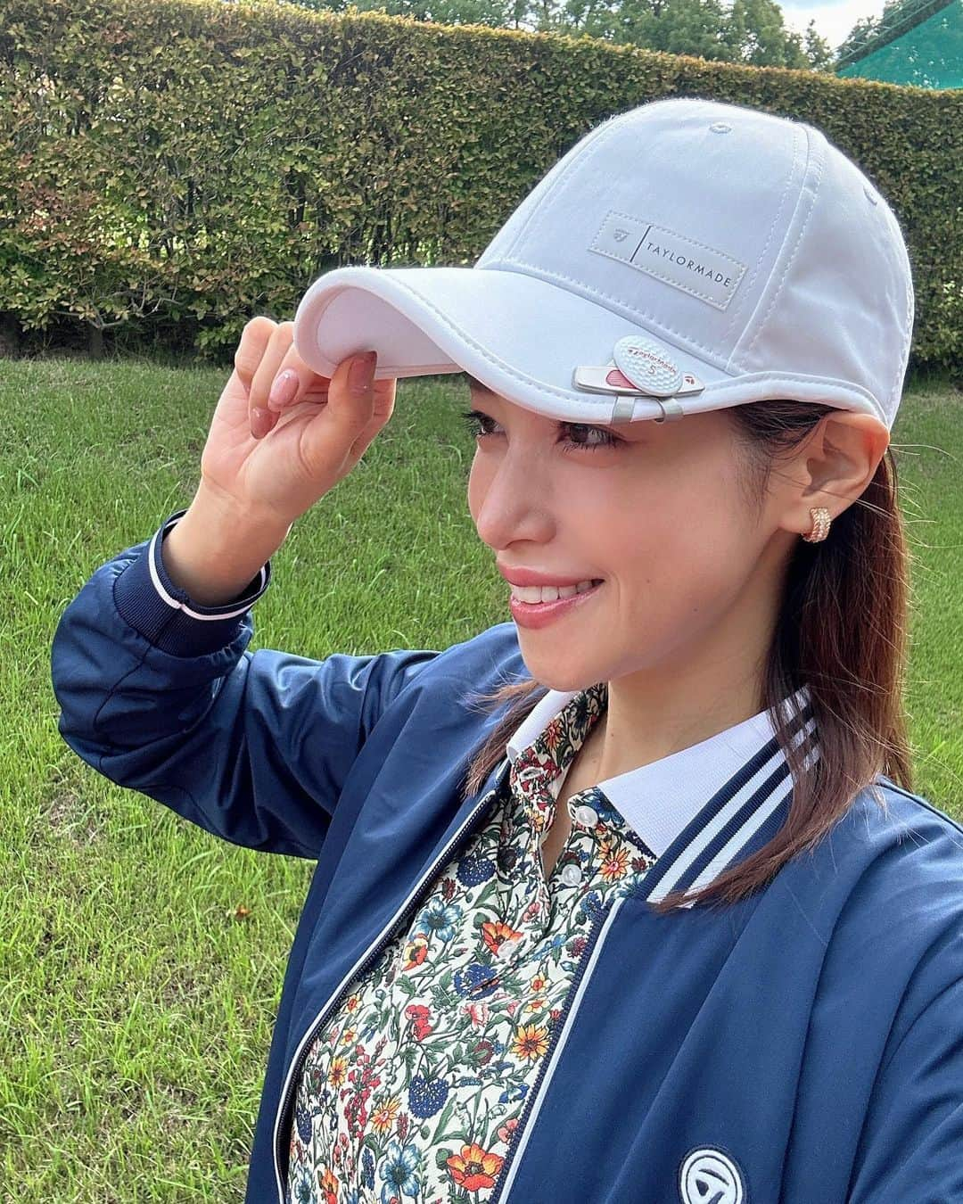 鷲見玲奈さんのインスタグラム写真 - (鷲見玲奈Instagram)「. ファンの方に頂いたゴルフマーカー🥰  ボールの形になっていて、マグネットでパターの形のクリップにくっつくんです🤍  可愛くてお気に入りー😍  #テーラーメイド #テーラーメイド銀座  #TaylorMade  #ゴルフ女子 #ゴルフレッスン #ゴルフ初心者 #ゴルフウェア #ゴルフコーデ #ゴルフ場 #ゴルフ #ゴルフ女子コーデ  #ゴルフウェアコーデ #グリーンマーカー #ボールマーカー #ゴルフマーカー #トラスパター」10月5日 23時29分 - sumi__reina