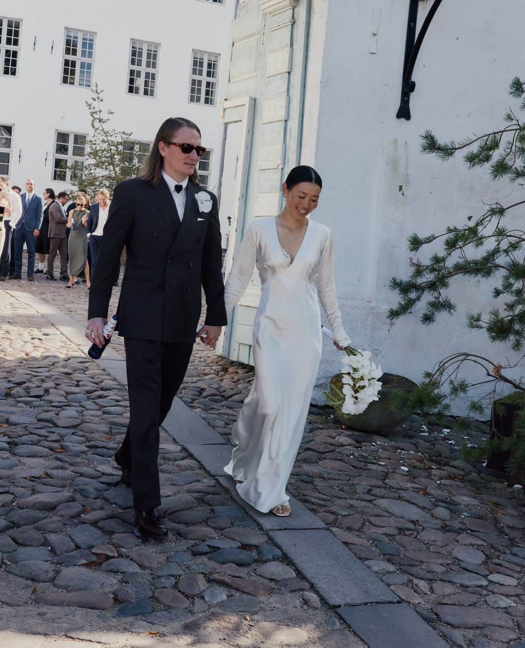 のインスタグラム：「Da @sarajinsmidt og @sorenfranck mødte hinanden, var de umiddelbart hinandens totale modsætninger - Søren kendt for altid at feste på klubben og Sara kendt som en, med egne ord, fitnesstosse. ⁠ ⁠ De viste sig dog at være hinandens helt rigtige match, og i år blev parret gift i Dragsholm Slotskirke på en varm septemberdag med en afslappet og landlig bryllupsfest, der emmede af sommer og kærlighed. ⁠ ⁠ Se billederne fra brylluppet via link i bio, og få alle detaljer om dagen sammen med Sara Jin Smidts bedste råd til dig, der selv står overfor at blive gift. ⁠ ⁠ Foto: @madeleinecarstensen」