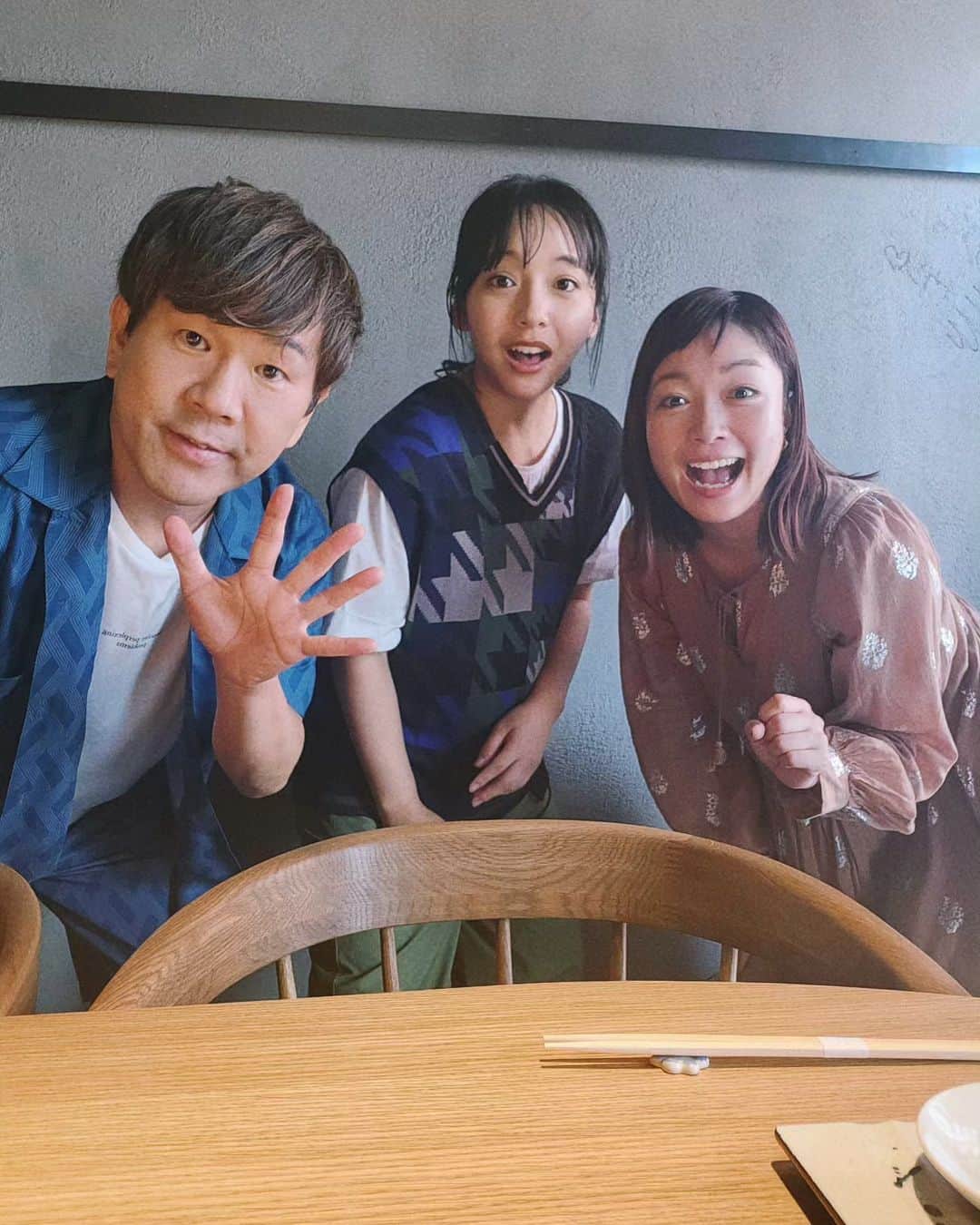 小雪さんのインスタグラム写真 - (小雪Instagram)「📺️✴️ FUJIWARA藤本さんと山之内すずちゃんと 裏天神の激アツなお店巡ってます🔥 よく食べよく飲みました◎  自撮りで、わ！ってなってる写真😂 2枚目どでかグラスを持つおふたり🍷  #テレQ #たくなる @takunaru_takunaru  放送は10/7(土) 夜6時55分～ この日は2時間SPです！」10月5日 23時31分 - koyuki2