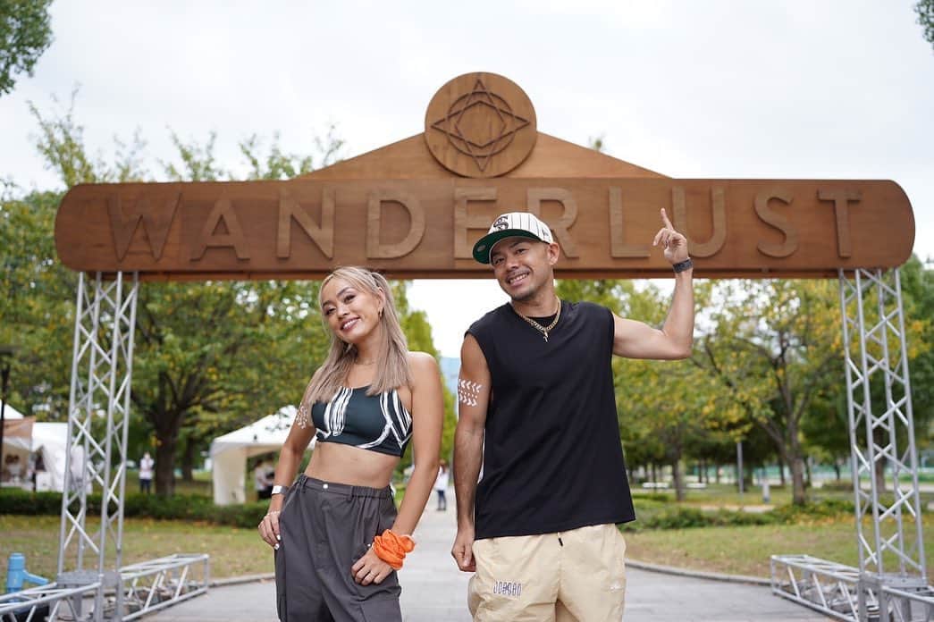 SONNYのインスタグラム：「@wanderlustfest_jp   YOGA, RUN, MEDITATION, を自然の中で体験するマインドフルネスイベント【WANDERLUST 108】にて夫婦でMCを務めさせてもらいました🎤  CALIFORNIA発の野外フィットネスイベントが日本上陸しお台場の野外特設ステージにて何と参加無料。  お互いCALIFORNIA育ちでダンス以外でも日頃からアクティブに身体を動かすのが大好物なうちら夫婦にはピッタリすぎるフェス。  運営に関わるクリエティブディレクターが友人の　@aaya.yoga さんと言う事もありこれからの展開と次回開催が楽しみすぎる 🏃🧘🍀  Perfect outdoor fitness event & festival for us.  Can’t wait till next time!   #wanderlust #wanderlustjapan」