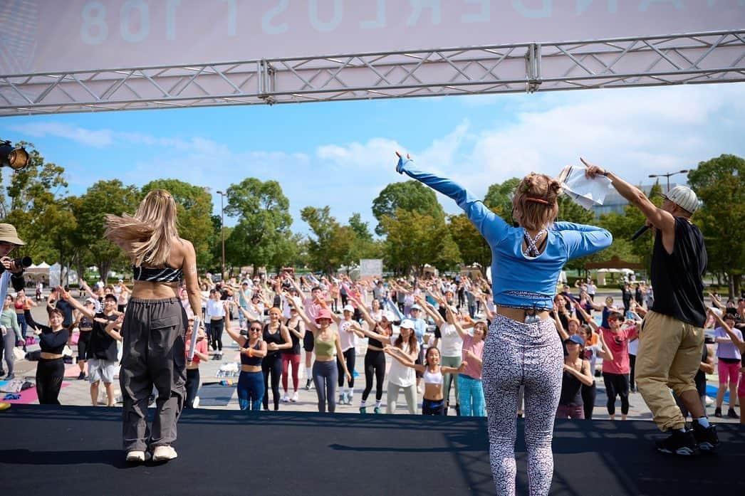 SONNYさんのインスタグラム写真 - (SONNYInstagram)「@wanderlustfest_jp   YOGA, RUN, MEDITATION, を自然の中で体験するマインドフルネスイベント【WANDERLUST 108】にて夫婦でMCを務めさせてもらいました🎤  CALIFORNIA発の野外フィットネスイベントが日本上陸しお台場の野外特設ステージにて何と参加無料。  お互いCALIFORNIA育ちでダンス以外でも日頃からアクティブに身体を動かすのが大好物なうちら夫婦にはピッタリすぎるフェス。  運営に関わるクリエティブディレクターが友人の　@aaya.yoga さんと言う事もありこれからの展開と次回開催が楽しみすぎる 🏃🧘🍀  Perfect outdoor fitness event & festival for us.  Can’t wait till next time!   #wanderlust #wanderlustjapan」10月5日 23時31分 - sonnyprimetime