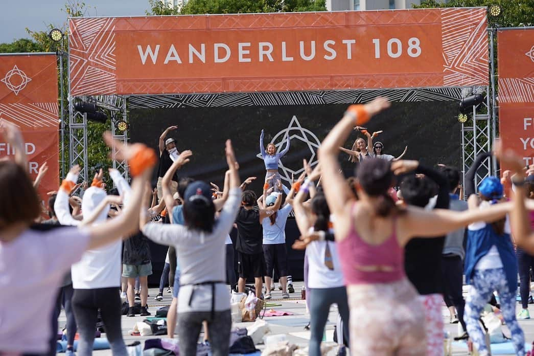 SONNYさんのインスタグラム写真 - (SONNYInstagram)「@wanderlustfest_jp   YOGA, RUN, MEDITATION, を自然の中で体験するマインドフルネスイベント【WANDERLUST 108】にて夫婦でMCを務めさせてもらいました🎤  CALIFORNIA発の野外フィットネスイベントが日本上陸しお台場の野外特設ステージにて何と参加無料。  お互いCALIFORNIA育ちでダンス以外でも日頃からアクティブに身体を動かすのが大好物なうちら夫婦にはピッタリすぎるフェス。  運営に関わるクリエティブディレクターが友人の　@aaya.yoga さんと言う事もありこれからの展開と次回開催が楽しみすぎる 🏃🧘🍀  Perfect outdoor fitness event & festival for us.  Can’t wait till next time!   #wanderlust #wanderlustjapan」10月5日 23時31分 - sonnyprimetime