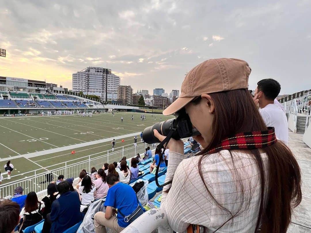 土屋太鳳さんのインスタグラム写真 - (土屋太鳳Instagram)「. 東京は急に涼しくなりました😳 明日の予報では お天気の変化が激しい地域もあるようなので 温度差や雨に濡れた後の冷えなど お気を付けてください🙏💦 . 私はまたもやしばらく浦島太郎状態でしたが 大変ではあるのだけれど 外に出かける時間には出会えていて 少し前には久しぶりに アメフト観戦にも行くことが出来ました🏈✨️✨️ . 実はアメフトの観客席って 赤ちゃんや子どもさんも多いんです💡 私がよく行くのは富士通スタジアム川崎ですが 子どもさんたちが真剣に応援したり チアの方々のパフォーマンスを真似したり ほのぼのした光景を見ることが出来ます🥰💕 コロナ禍の無観客を乗り越えて また声をあげながら観戦できるようになって 本当に本当に本当に嬉しい✨️✨️✨️ . 今年はラグビーやバスケやバレーボールなど 素晴らしい試合を観る機会が多くて 本当にしあわせです🍀 素敵な“スポーツの秋”となりますように😊✨️✨️」10月5日 23時33分 - taotsuchiya_official