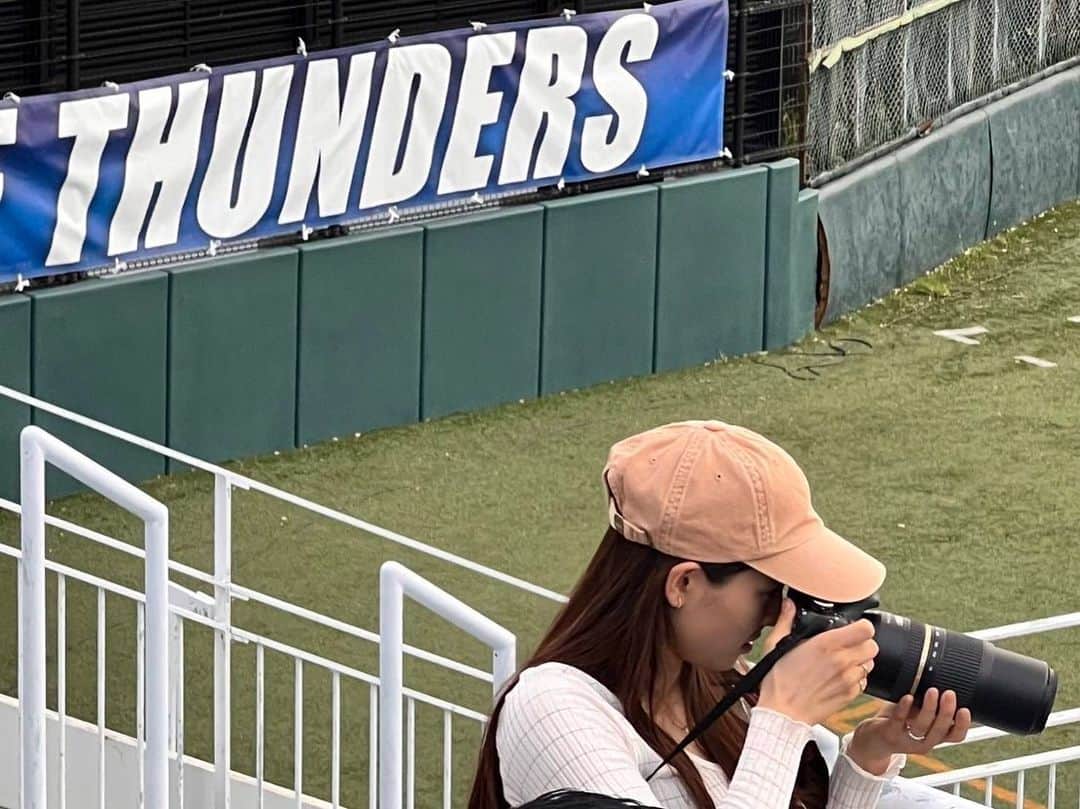 土屋太鳳さんのインスタグラム写真 - (土屋太鳳Instagram)「. 東京は急に涼しくなりました😳 明日の予報では お天気の変化が激しい地域もあるようなので 温度差や雨に濡れた後の冷えなど お気を付けてください🙏💦 . 私はまたもやしばらく浦島太郎状態でしたが 大変ではあるのだけれど 外に出かける時間には出会えていて 少し前には久しぶりに アメフト観戦にも行くことが出来ました🏈✨️✨️ . 実はアメフトの観客席って 赤ちゃんや子どもさんも多いんです💡 私がよく行くのは富士通スタジアム川崎ですが 子どもさんたちが真剣に応援したり チアの方々のパフォーマンスを真似したり ほのぼのした光景を見ることが出来ます🥰💕 コロナ禍の無観客を乗り越えて また声をあげながら観戦できるようになって 本当に本当に本当に嬉しい✨️✨️✨️ . 今年はラグビーやバスケやバレーボールなど 素晴らしい試合を観る機会が多くて 本当にしあわせです🍀 素敵な“スポーツの秋”となりますように😊✨️✨️」10月5日 23時33分 - taotsuchiya_official