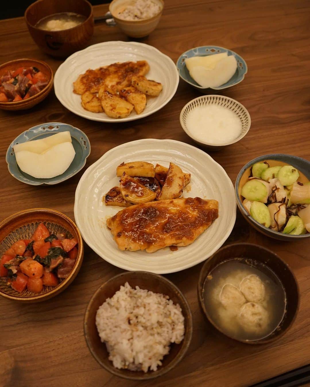 のインスタグラム：「先週末。 @akari_hasegawa0105 の最新レシピ本で早速晩ごはんを作りました🍚 鶏むねのソテーをメインに、和え物2種とつみれ汁も追加🥢残ったなが芋はとろろにしました✨今回のレシピ本は具材2種類しか使わないお料理がテーマなので本当に簡単で助かる🥲  ▪︎鶏むね肉と長いもの梅バターソテー ▪︎まぐろとトマトのごま油あえ ▪︎帆立ときゅうりの塩昆布あえ  作り置きするつもりが気づいたら気づいたら全部食べてしまった🫢鶏むねと梅とバター意外な組み合わせだけど美味しすぎてびっくり。また今週末もリピートします☺️  動けなくなるくらい食べたのに、夜は映画見ながらポップコーン食べました🌽笑  翌日は今年最後の出汁浸しも😚(今年は20回くらい作りました)  我が家は @akari_hasegawa0105 のレシピ本が頼りです📕✨」