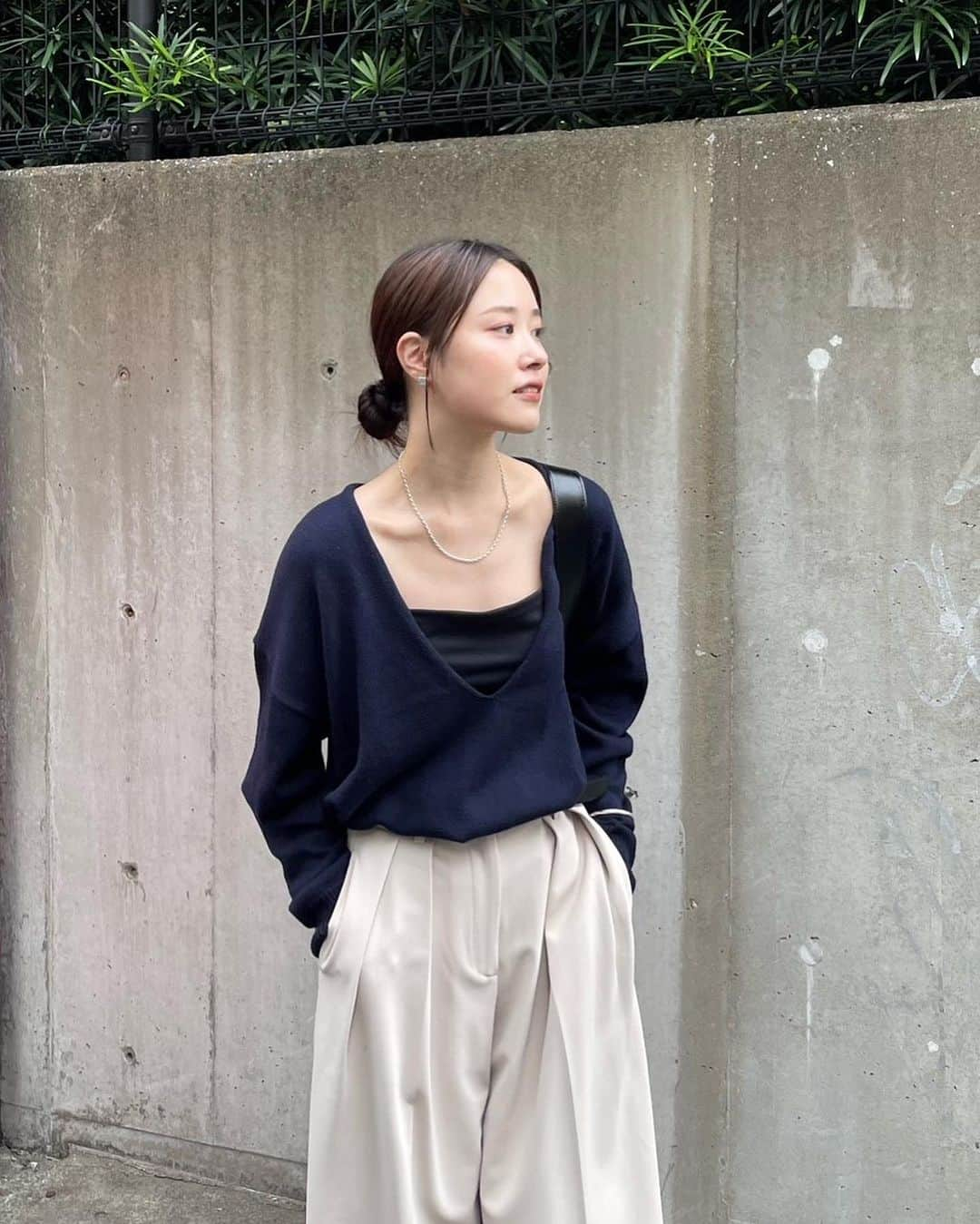 ETRÉ TOKYO ストアさんのインスタグラム写真 - (ETRÉ TOKYO ストアInstagram)「@etretokyo  【10/5 New Arrival】 ㅤㅤㅤ ㅤㅤ #ETREVネックルージーニットトップス BEIGE / NAVY F size ¥19,800(tax in)  ㅤㅤㅤ  新宿スタッフ @etretokyo_nami 167cm @etretokyo_risa 160cm @etretokyo_maki 161cm  ㅤㅤㅤ 着用カラー：NAVY  ㅤㅤㅤ ㅤㅤㅤ - - - - - - - - - - - - - - - - - - - - - - - - - - - -  商品詳細はTOPページURLよりチェック🔍 ›› @etretokyo_store  ㅤㅤㅤ スタッフコーディネートも毎日更新中【 #etretokyo_staff_ootd 】をフォロー🐿️  TOPページの"フォロー中"から 気になるスタッフのアカウントをフォロー🤝  - - - - - - - - - - - - - - - - - - - - - - - - - - - - ⁡  【INFORMATION】 ⁡ㅤㅤㅤ ⁡ ※ 10/5(木)発売のアイテムは 10/6(金)12:00よりお在庫のある場合、ルミネカード会員様限定で店舗通販のご利用が可能です。  ⁡ ※お電話がつながりにくい可能性がございます。 ⁡ ※また混雑時には入場制限及び 試着点数の制限を設けさせて頂きます。 予めご了承ください。 ⁡ ⁡ ご理解、ご協力を賜りますよう 心よりお願い申し上げます。   ㅤㅤㅤ 【LUMINE SHINJUKU STORE】 ETRÉ TOKYO ルミネ新宿2店 TEL：03-5989-0979  ー営業時間ー (平日、土日祝)11:00-21:00 ⁡  #etretokyo#etre#fashion#etretokyoshinjuku #etre#2023etre#etretokyo_staff_ootd#2023aw #シンプルスタイル #オトナカジュアルコーデ #タックパンツ #vネックニット #レイヤードコーデ #ネイビーコーデ #秋ニット」10月5日 23時38分 - etretokyo_store