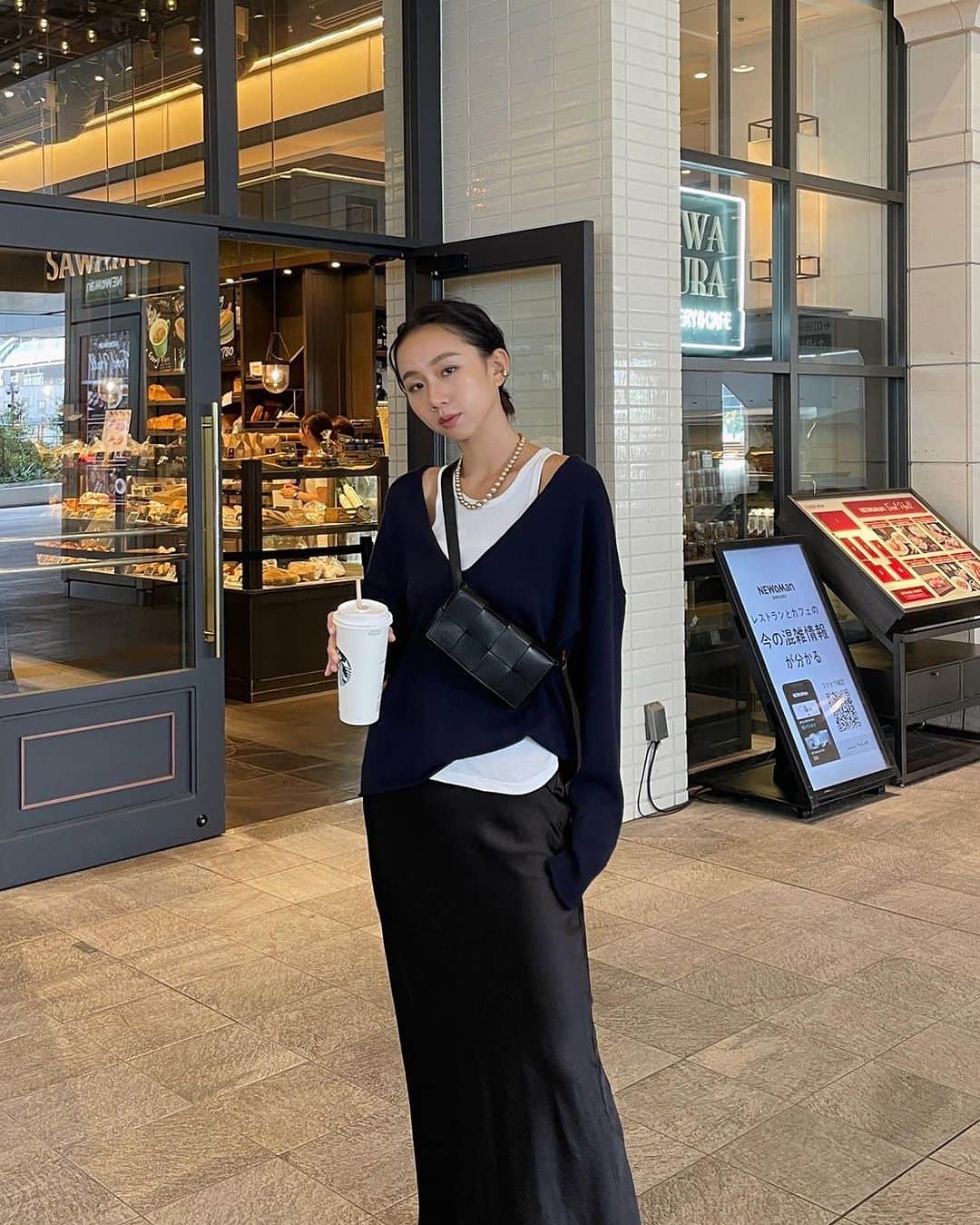 ETRÉ TOKYO ストアのインスタグラム：「@etretokyo  【10/5 New Arrival】 ㅤㅤㅤ ㅤㅤ #ETREVネックルージーニットトップス BEIGE / NAVY F size ¥19,800(tax in)  ㅤㅤㅤ  新宿スタッフ @etretokyo_nami 167cm @etretokyo_risa 160cm @etretokyo_maki 161cm  ㅤㅤㅤ 着用カラー：NAVY  ㅤㅤㅤ ㅤㅤㅤ - - - - - - - - - - - - - - - - - - - - - - - - - - - -  商品詳細はTOPページURLよりチェック🔍 ›› @etretokyo_store  ㅤㅤㅤ スタッフコーディネートも毎日更新中【 #etretokyo_staff_ootd 】をフォロー🐿️  TOPページの"フォロー中"から 気になるスタッフのアカウントをフォロー🤝  - - - - - - - - - - - - - - - - - - - - - - - - - - - - ⁡  【INFORMATION】 ⁡ㅤㅤㅤ ⁡ ※ 10/5(木)発売のアイテムは 10/6(金)12:00よりお在庫のある場合、ルミネカード会員様限定で店舗通販のご利用が可能です。  ⁡ ※お電話がつながりにくい可能性がございます。 ⁡ ※また混雑時には入場制限及び 試着点数の制限を設けさせて頂きます。 予めご了承ください。 ⁡ ⁡ ご理解、ご協力を賜りますよう 心よりお願い申し上げます。   ㅤㅤㅤ 【LUMINE SHINJUKU STORE】 ETRÉ TOKYO ルミネ新宿2店 TEL：03-5989-0979  ー営業時間ー (平日、土日祝)11:00-21:00 ⁡  #etretokyo#etre#fashion#etretokyoshinjuku #etre#2023etre#etretokyo_staff_ootd#2023aw #シンプルスタイル #オトナカジュアルコーデ #タックパンツ #vネックニット #レイヤードコーデ #ネイビーコーデ #秋ニット」