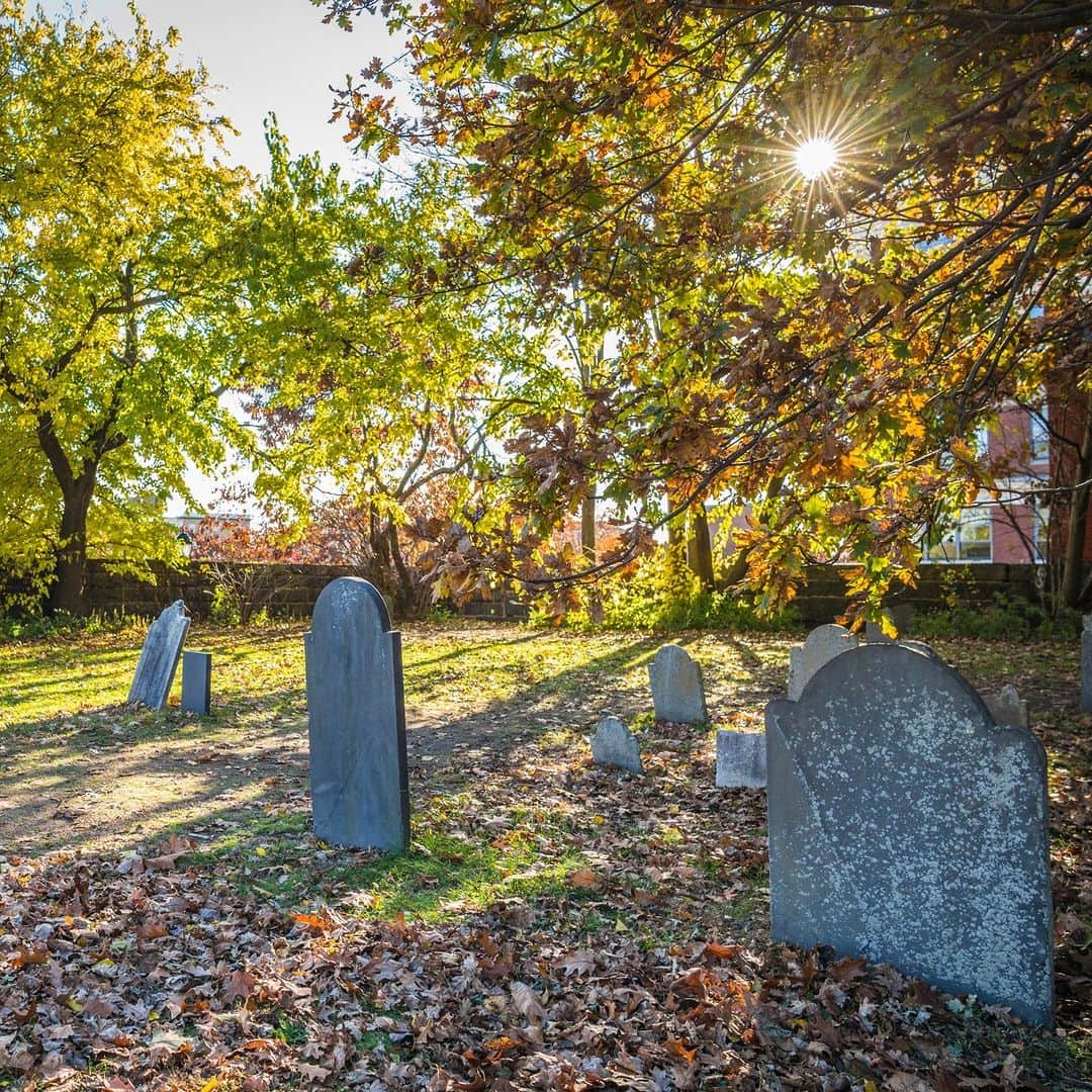 Discoveryさんのインスタグラム写真 - (DiscoveryInstagram)「Not only is the Old Burying Point the second-oldest cemetery in the United States, it's located in Salem, Massachusetts - site of the infamous witch trials of the 1690s. 🧙‍♀️  During this dark period, more than 200 people were accused of witchcraft, and 19 were executed - 14 women, five men, and even two dogs! A park and multiple memorials in Salem are now dedicated to the victims.  #SalemMA #SalemWitchTrials #History」10月5日 23時39分 - discovery