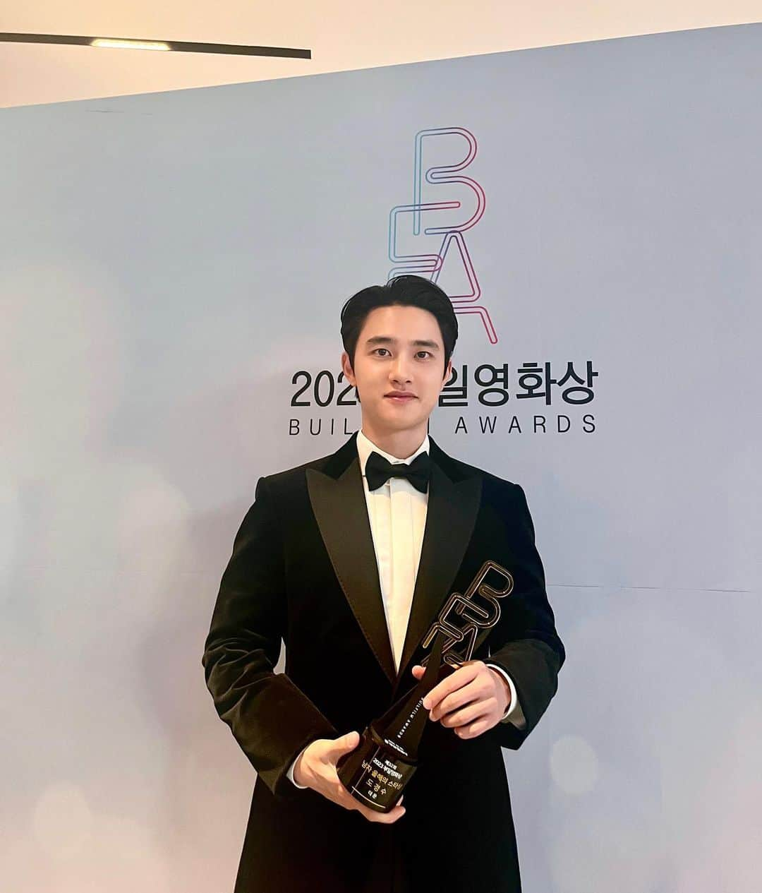 EXOのインスタグラム：「🏆👍🏻  #도경수 #DO(D.O.) #디오 @d.o.hkyungsoo  #EXO #엑소 #weareoneEXO  #2023부일영화상 #올해의스타상  #2023마리끌레르아시아스타어워즈  #아시아와이드상  #더문 #TheMoon」