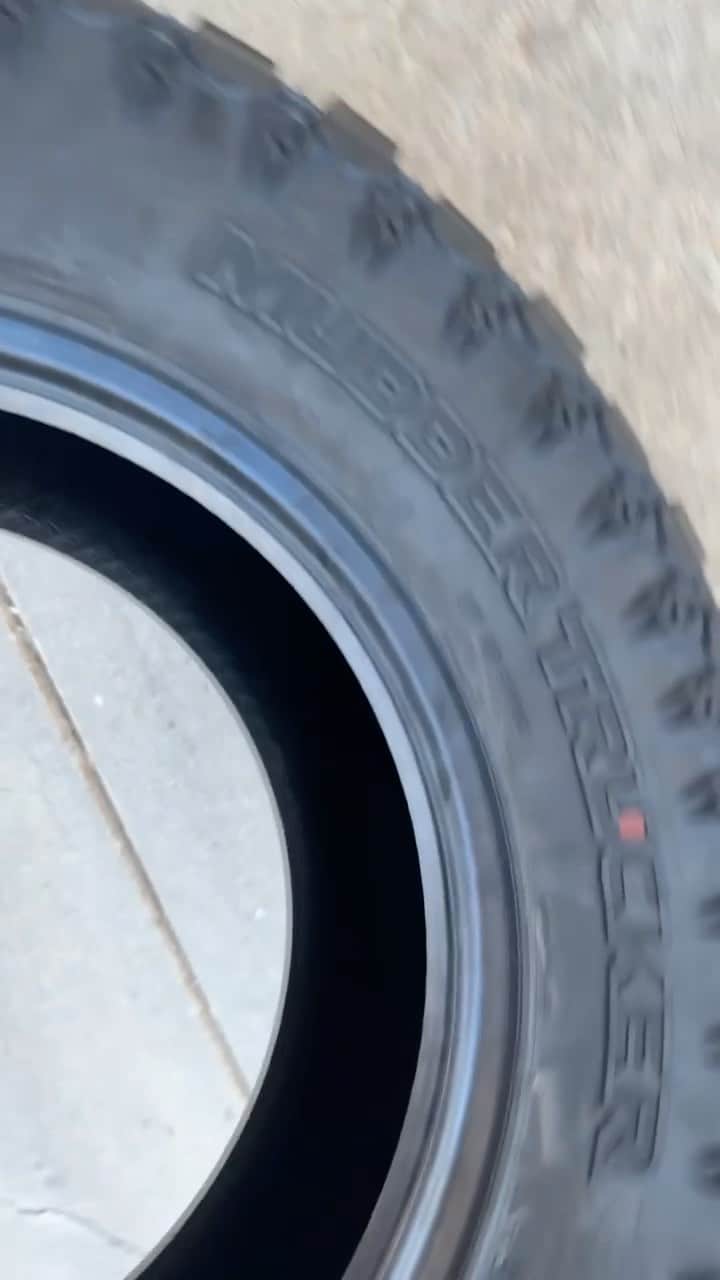 Truck Hubのインスタグラム：「Ling Longs or Mudder Truckers… tough choice 😂 (clip from tylerwisz via TT)」