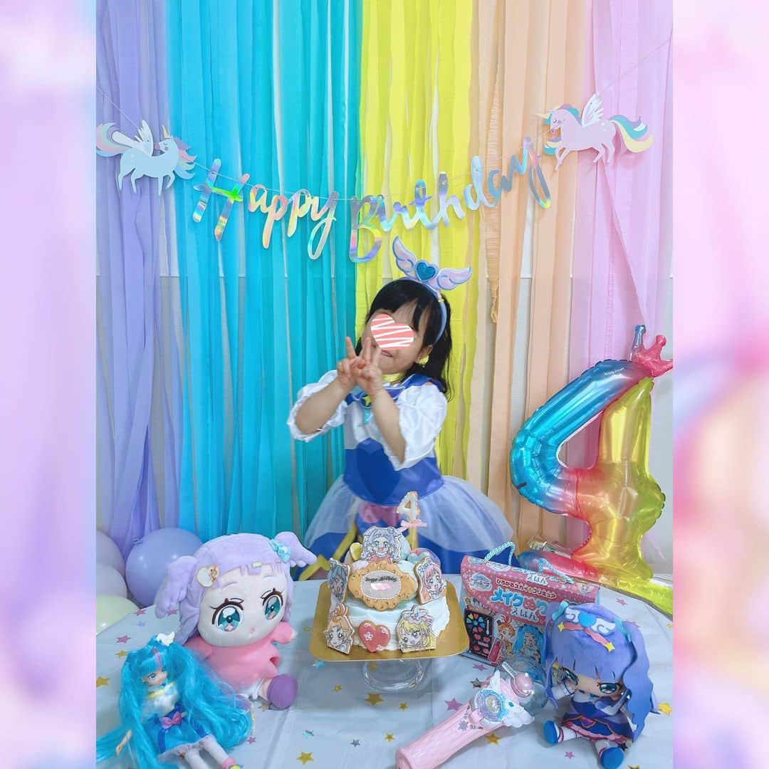 加藤雅美さんのインスタグラム写真 - (加藤雅美Instagram)「. スタジオ撮影の後はランチをして 家でみんなでケーキを食べました☺️🧁❤️ . 今年は娘が生クリームが苦手なので 31アイスクリーム(@31icecream_japan )の アイスクリームケーキに インスタでオーダーした 娘が大好きなプリキュアたちの クッキーを乗せました🎂💖 . 今1番大好きなキュアマジェスティの衣装を着て 喜んでくれて嬉しかったです🥰 プレゼントもいただけて感謝です🎁✨ . 31のアイスクリームケーキは プリンセスやすみっこやマリオやポケモンなど 子どもが好きなキャラクターもありました❣️ 我が家のように生クリームやケーキが 苦手なお子さんにはオススメです🍨💖 . 飾り付けはSHEIN(@shein_japan )で🌈 種類がたくさんあって可愛かったです🤗💕 . どんどんお姉さんらしくなるし 元気に育ってくれて感謝🙏💖 . #お誕生日 #お誕生日会 #お誕生日ケーキ #バースデーケーキ #アイスクリームケーキ #31アイスクリーム #プリキュア #プリキュアケーキ #ひろがるスカイプリキュア #エルちゃん #4歳 #4歳誕生日 #4歳女の子 #4thbirthday #キュアスカイ #キュアプリズム #キュアウイング #キュアバタフライ #おうちバースデー #おうちフォト #キュアマジェスティ #プリキュアバースデー #プリキュアバースデーケーキ #ひろがるスカイプリキュア衣装 #キュアマジェスティ衣装 #tokyo #japan #precure #curemajesty #4歳誕生日プレゼント」10月5日 23時50分 - mamikato97