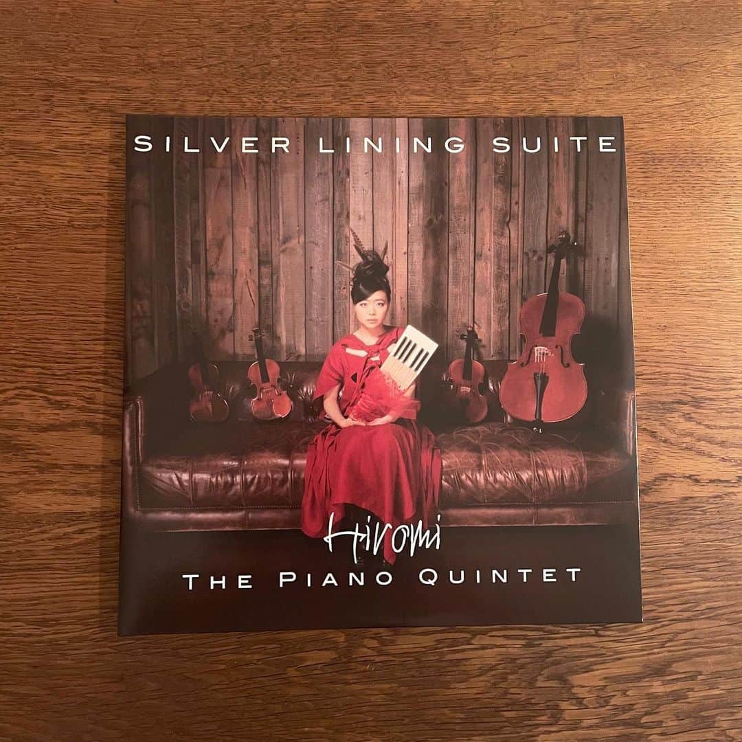 今村沙緒里のインスタグラム：「"SILVER LINING SUITE"  一気に肌寒く、秋ですね🍁  この上原ひろみさんのアルバムが大好きで よく聴いています。  ピアノとチェロ、弦楽四重奏🎻 レコードで聴くと さらに心の奥に入ってきます。  季節の変わり目を楽しみながら 体調お気をつけて＊  My favorite record❤︎  #music #record  #hiromi #上原ひろみ #silverliningsuite」