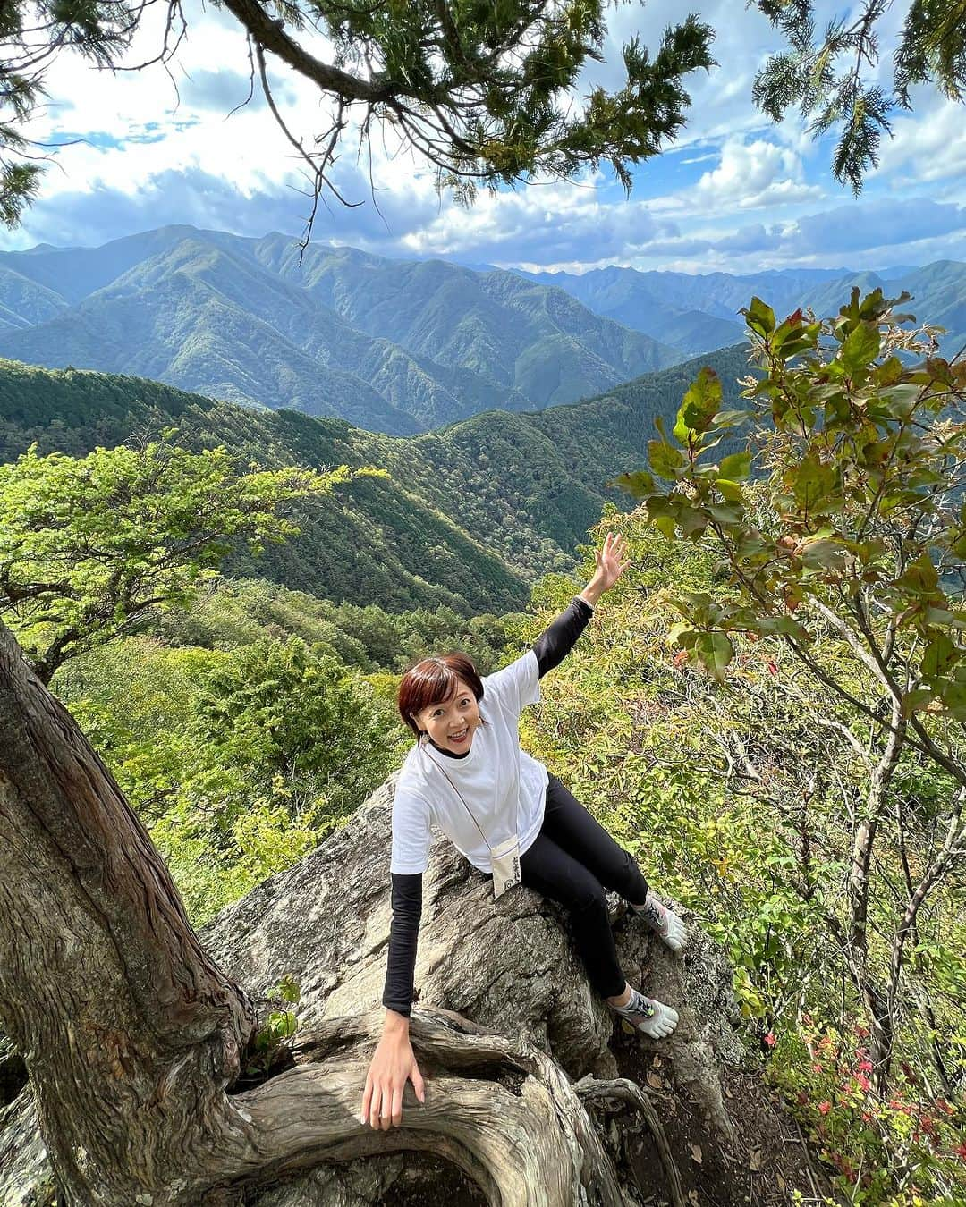 川田御早希のインスタグラム：「妙法ヶ岳で秋を感じ、山を降りて帰り道、今年初めての金木犀の香り☆  #金木犀 #金木犀の香り  #秋の訪れを感じる #妙法ヶ岳山頂からの景色」