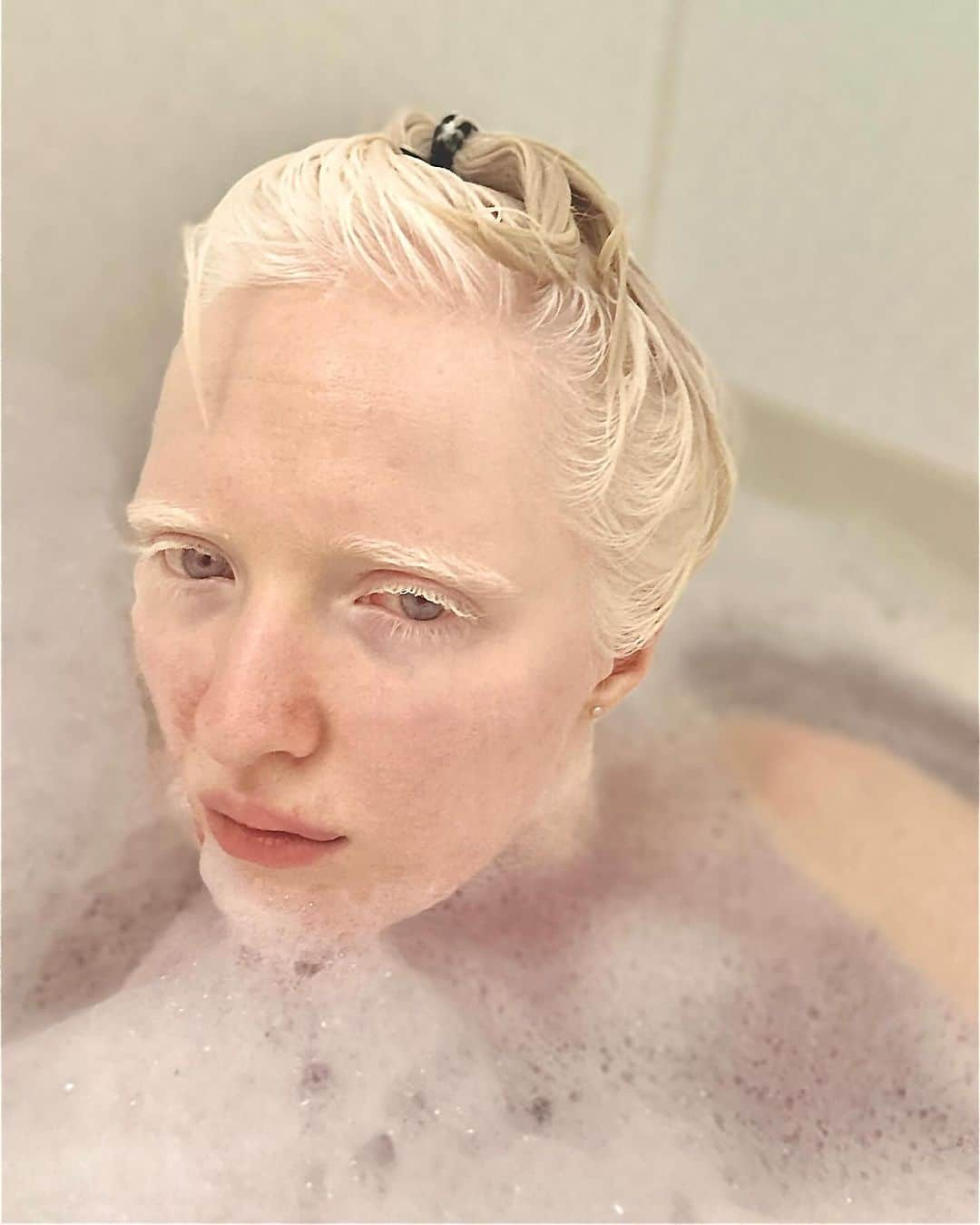 ナスチャのインスタグラム：「long time no bath 🛀🏼💜」