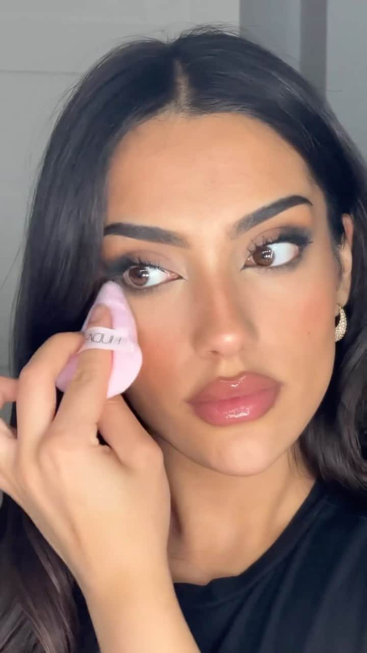Huda Kattanのインスタグラム：「We like our filters IRL and on the go✨ The gorgeous @rosabarzz showing us how it’s done with Easy Bake And Snatch🔥🔥  Shade used: Pound Cake 🍰」