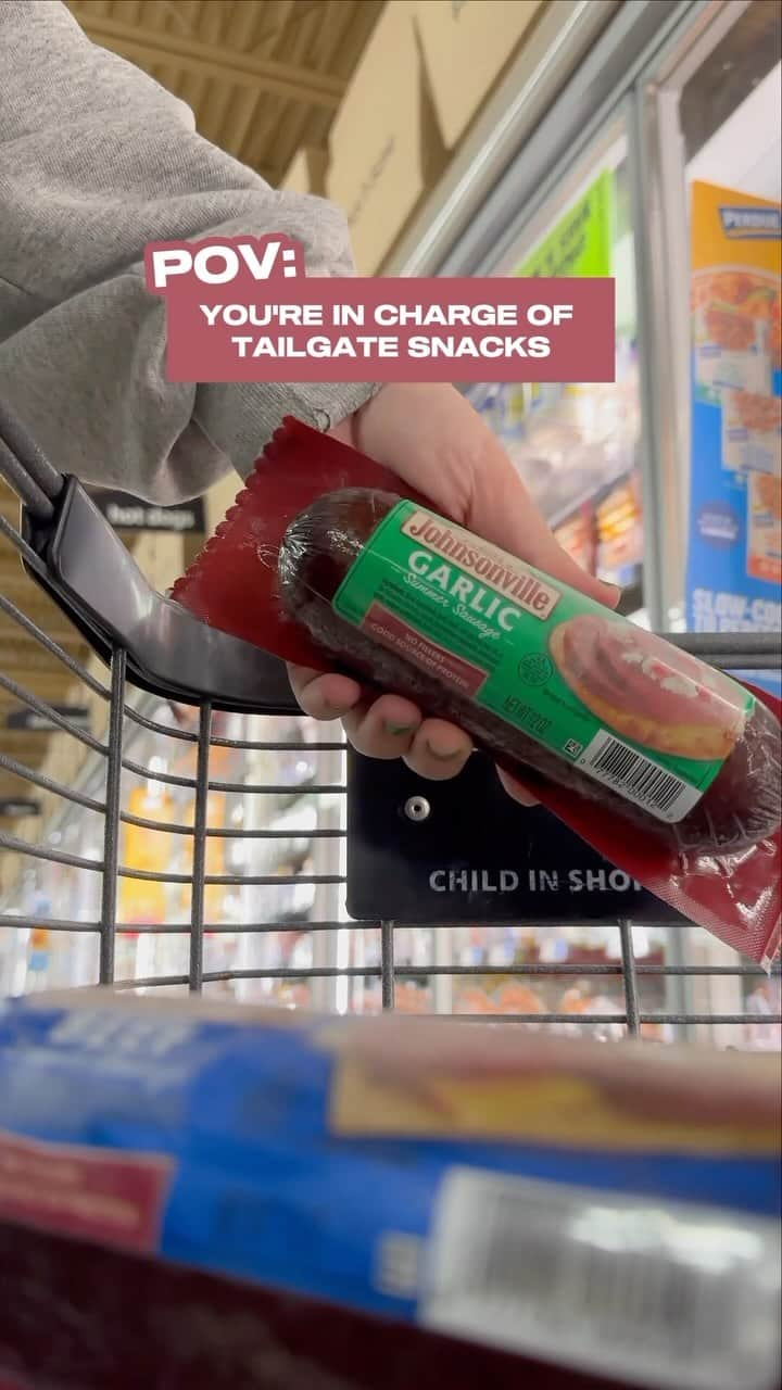 ジョンソンヴィルのインスタグラム：「Just make sure your cart has Johnsonville Summer Sausage and you’ll be a hero at the tailgate.🔥   #johnsonvillesausage #johnsonville #tailgating #tailgateszn #tailgatingfood」