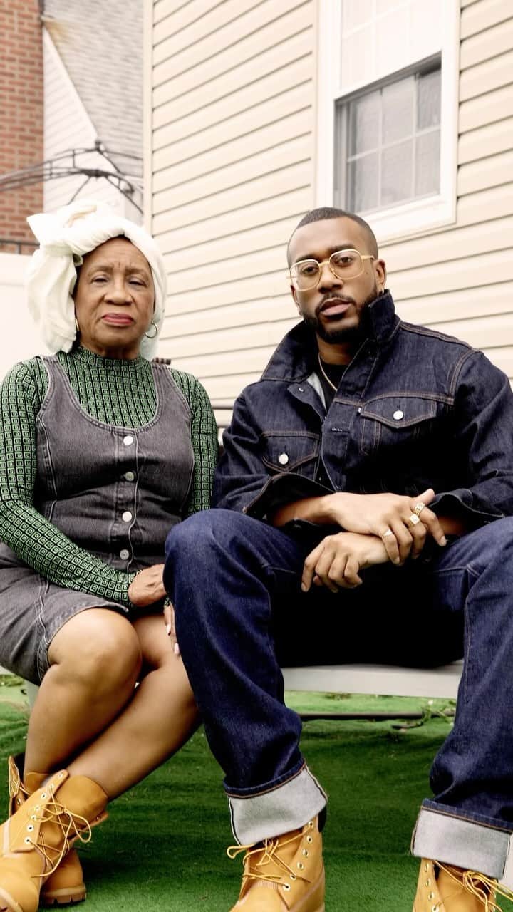 Levi’sのインスタグラム：「Meet Dominican-American photographer @jveloz and his forever muse, his grandmother Monica Soriano. In celebration of Hispanic Heritage Month, watch as the artist designs a one-of-a-kind pair of 501®s that honors Monica’s sacrifices and the influence she had on his creativity.  Learn more at the link-in-bio and stories.」