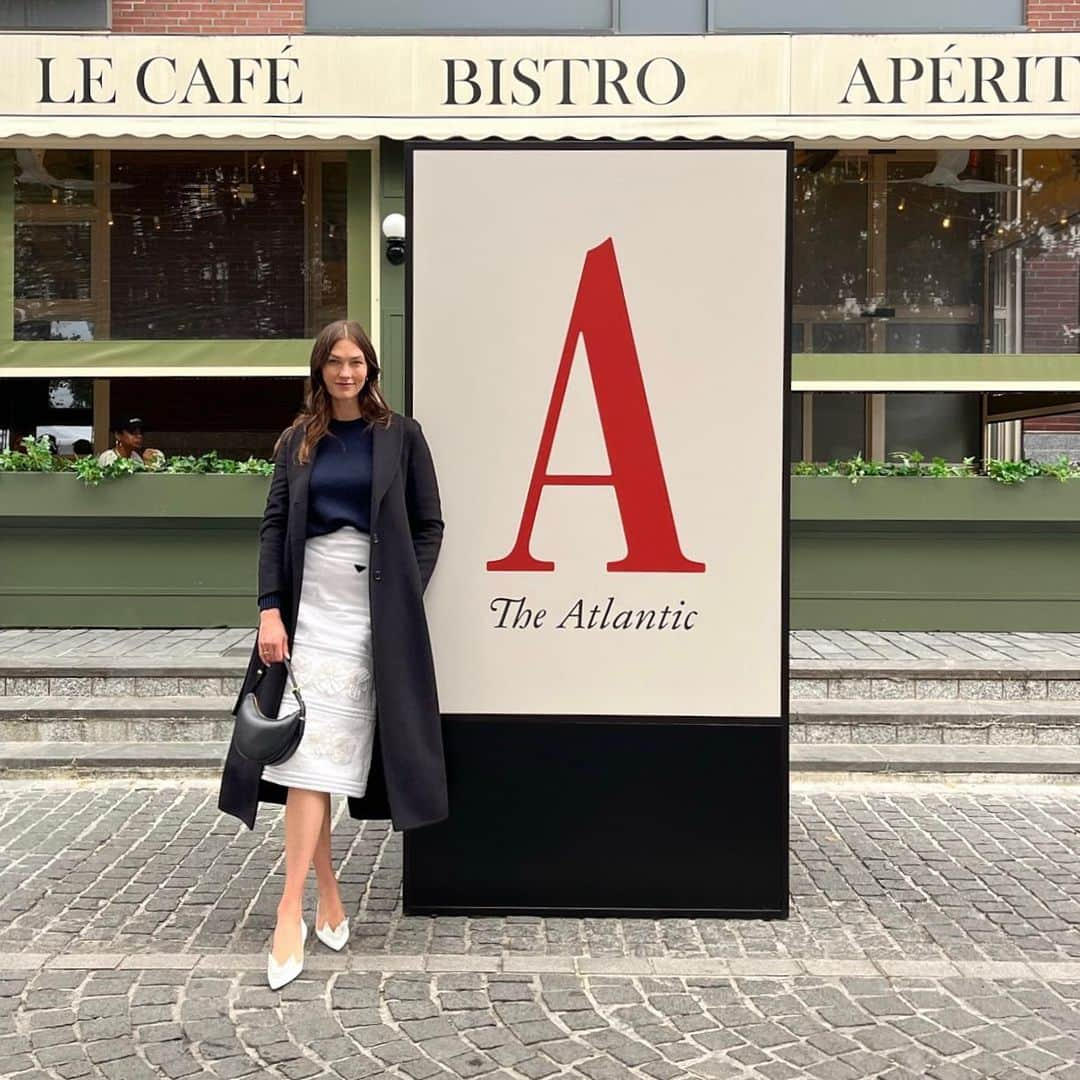 カーリー・クロスのインスタグラム：「📍Last week in D.C. at The Atlantic Festival! I had the pleasure of chatting with @theatlantic CEO @nxthompson and AI legend, Mustafa Suleyman, about the importance of having diverse perspectives and lived experiences to help inform how we are building this new world of technology.  Working directly with our scholars at @kodewithklossy has certainly shaped my understanding of how this next generation is utilizing tools to solve the problems they’re most passionate about — including accessible mental health resources. It’s a shared responsibility that we all hold to ensure that AI models are created to represent the full spectrum of human experience.   Thank you for having me @theatlantic it was an absolute honor ❤️」