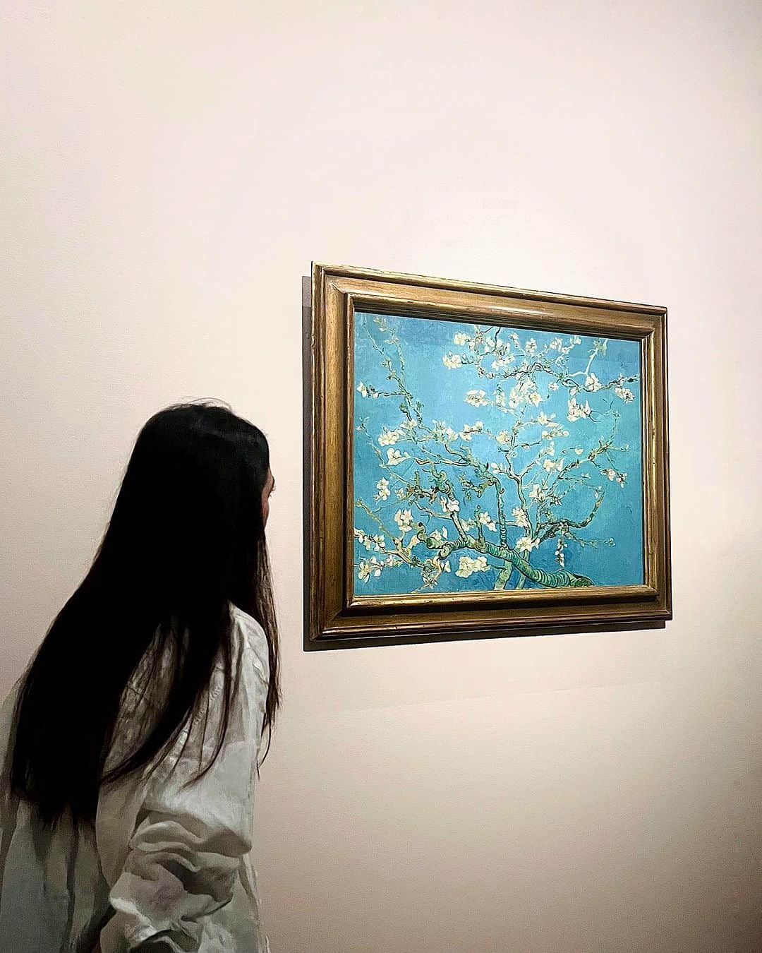 ユキ・カトウのインスタグラム：「#throwbackthursday to when i saw the Almond Blossoms painting by Van Gogh.. felt surreal..   #diaryukikato nangis kecil hehe」