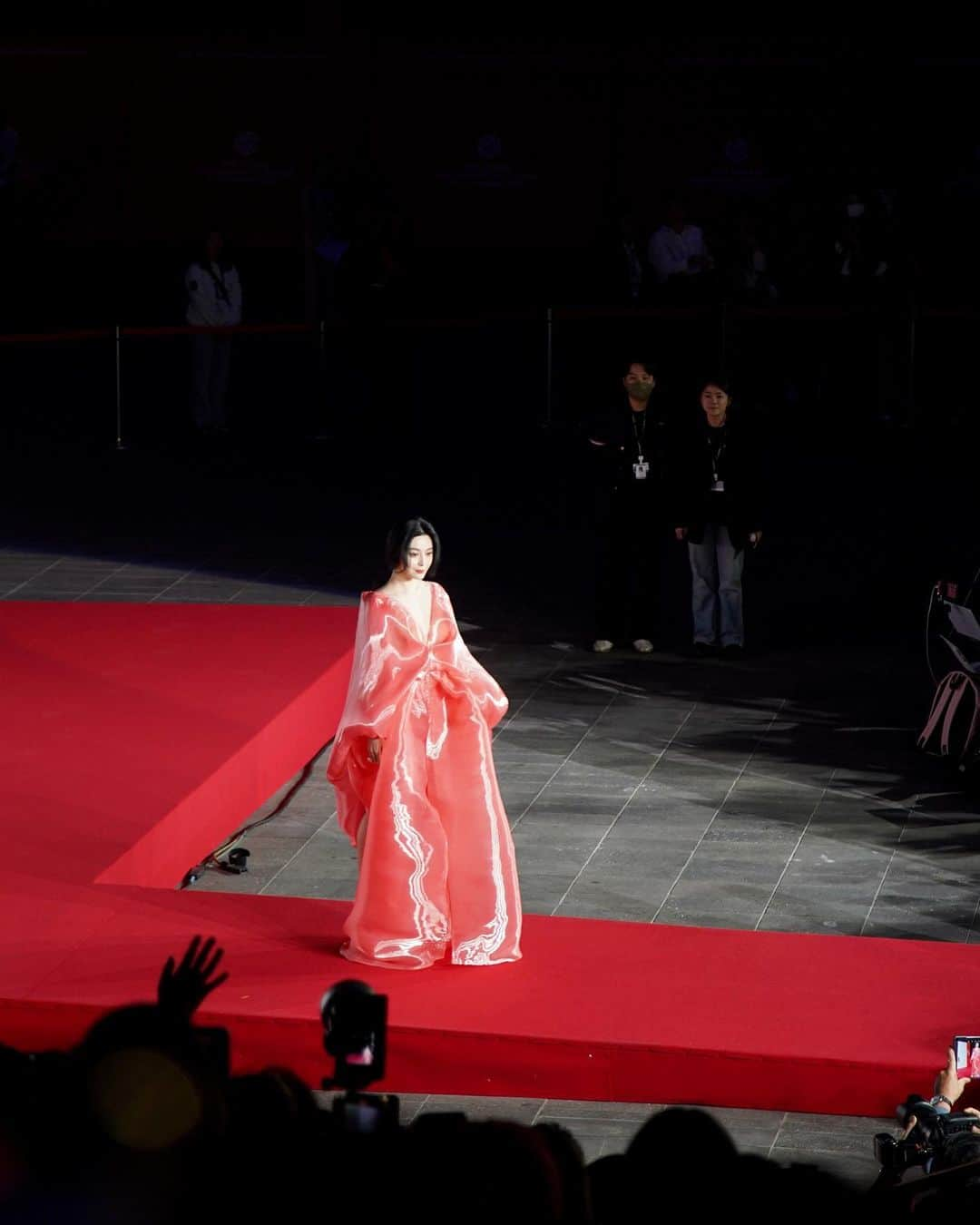 ファン・ビンビンさんのインスタグラム写真 - (ファン・ビンビンInstagram)「The 28th Busan International Film Festival.  How do you like my jelly dress? 😁」10月6日 0時04分 - bingbing_fan