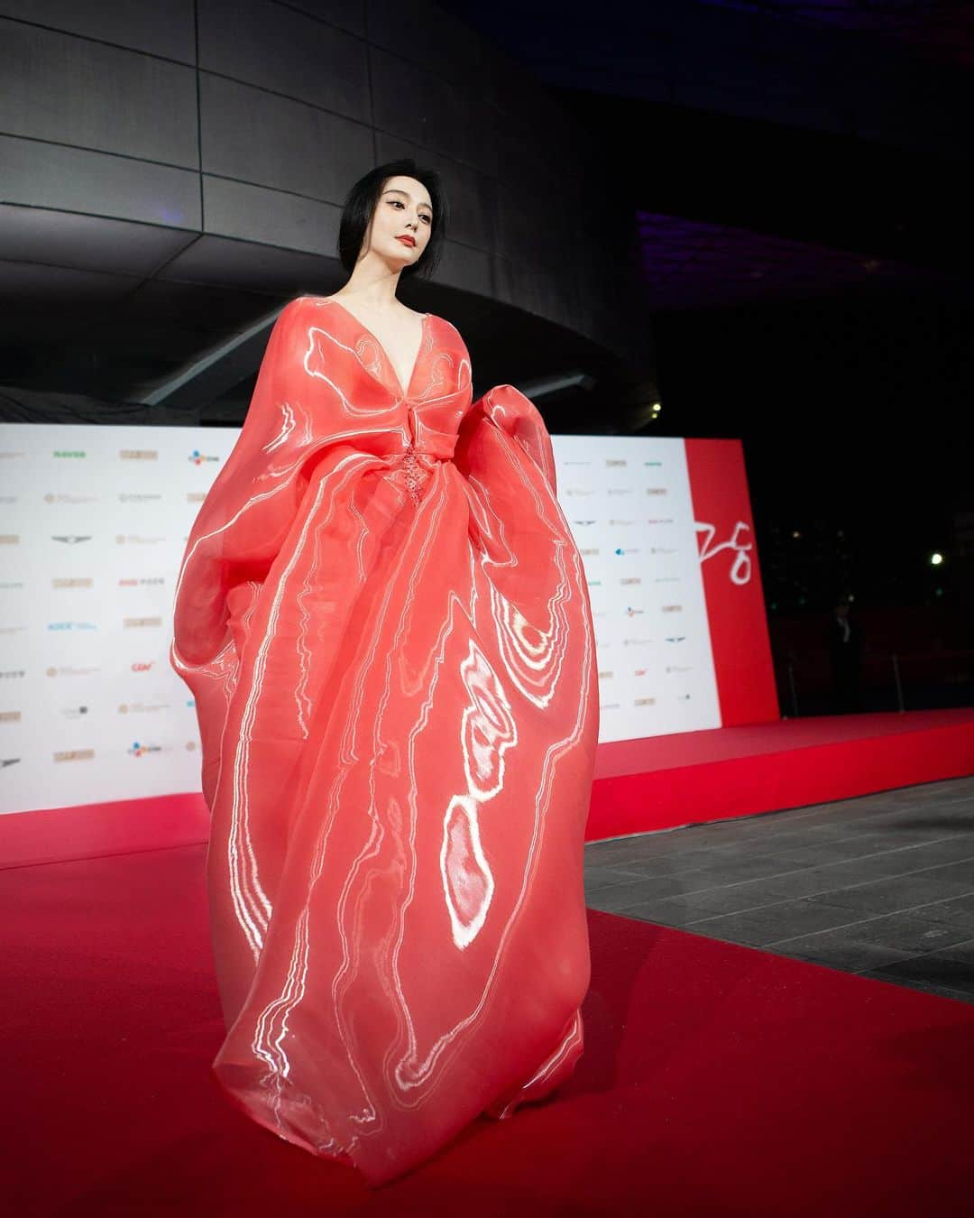 ファン・ビンビンさんのインスタグラム写真 - (ファン・ビンビンInstagram)「The 28th Busan International Film Festival.  How do you like my jelly dress? 😁」10月6日 0時04分 - bingbing_fan