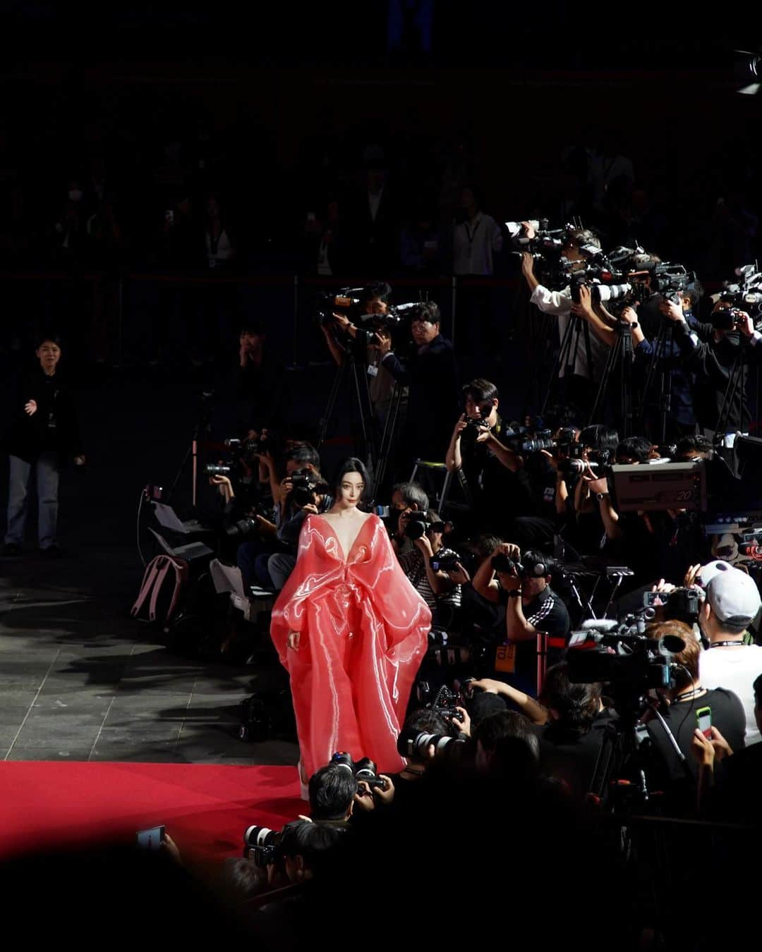 ファン・ビンビンさんのインスタグラム写真 - (ファン・ビンビンInstagram)「The 28th Busan International Film Festival.  How do you like my jelly dress? 😁」10月6日 0時04分 - bingbing_fan