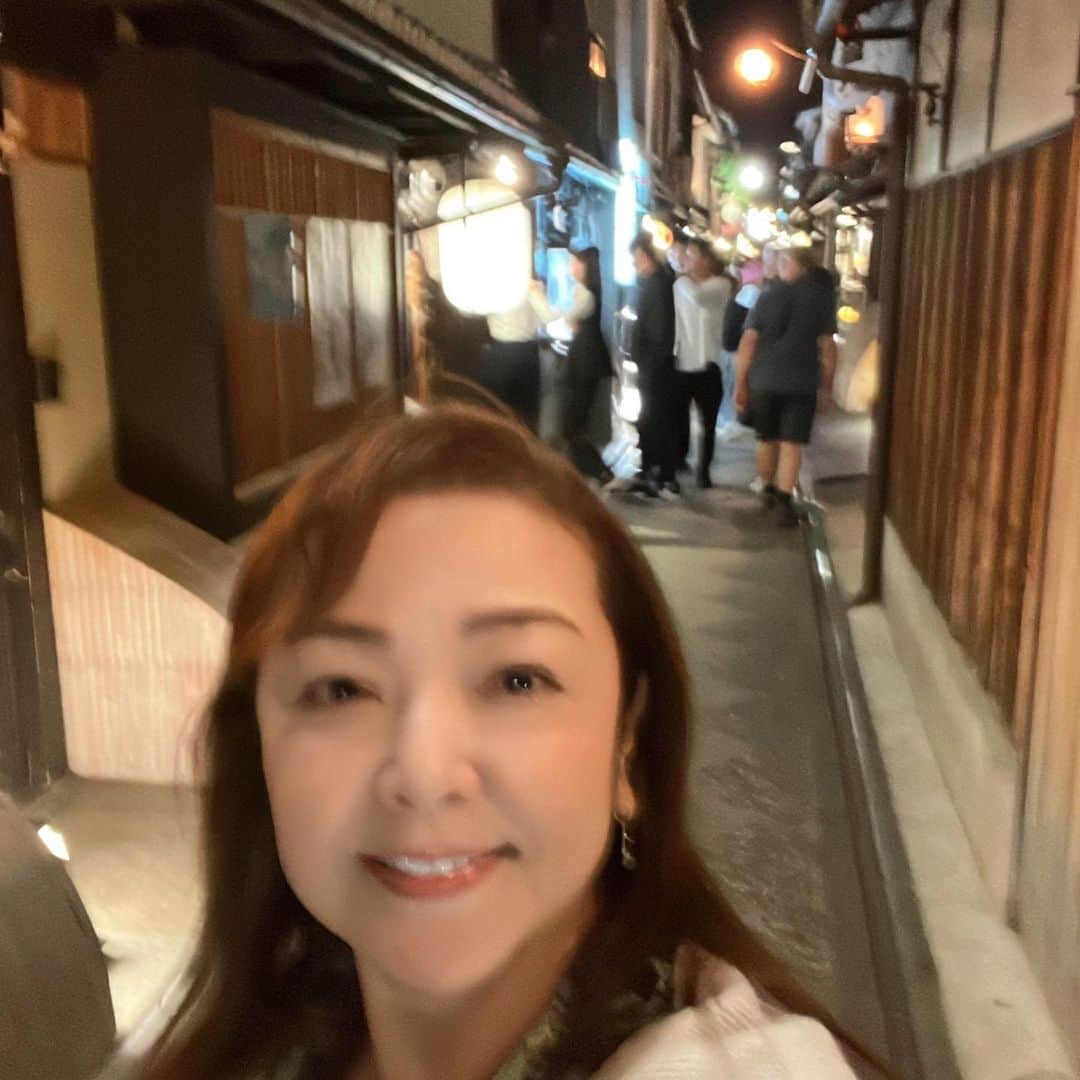原日出子さんのインスタグラム写真 - (原日出子Instagram)「京都散歩🚶‍♀️ 番組ではなく 自主散歩w お仕事の合間のオフ✨ 今日は 京都でゆっくり💖 ゆっくり寝て お昼はお寿司😍 丁寧な仕事をしてある 美味しいお寿司のランチ。最高でした☺️  少し休憩して 夜は 先斗町へ… お気に入りの 李南河で韓国料理を頂き その後は隠れ屋BARで〆ました👍 今回は 次女と2人旅。 お互い この後大阪と奈良に分かれてお仕事なので 京都でゆっくりしました♪ 最高の お休みを過ごしました❣️  #京都散歩 #美味しいご飯 #美味しいお酒 #京都 #先斗町」10月6日 0時21分 - hara_hideko