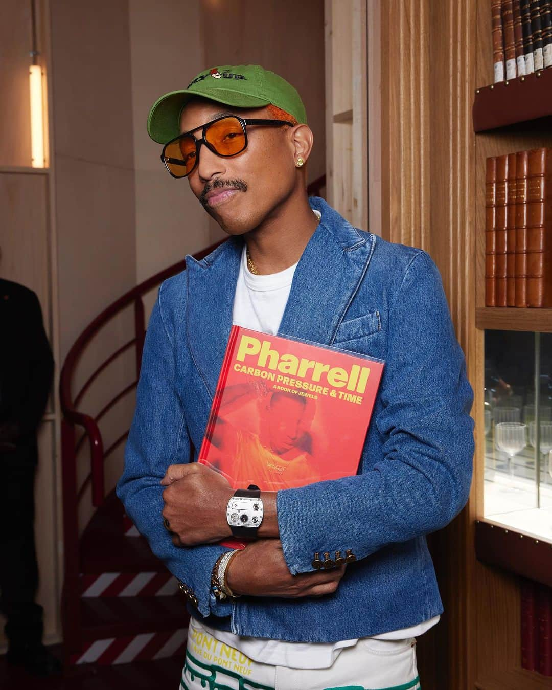 ファレル・ウィリアムスのインスタグラム：「My new book "Pharrell: Carbon, Pressure & Time: A Book of Jewels" is out now via @rizzolibooks.  This book features over 100 pieces, many of which I created with my friends @nigo, @jacobandco, @yoon_ambush, and @lorraineschwartz.  "Pharrell: Carbon, Pressure & Time: A Book of Jewels" is available at the link in my bio.」