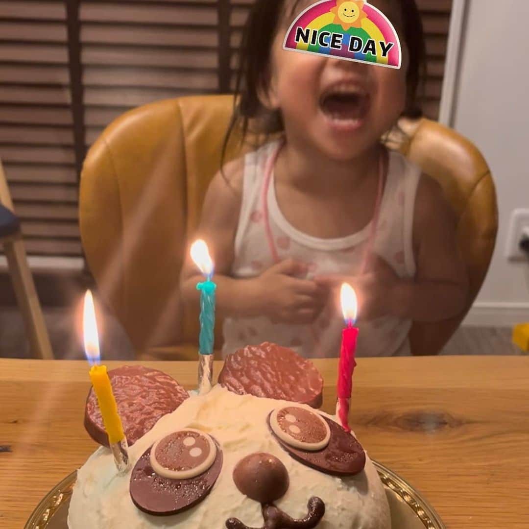 重長智子さんのインスタグラム写真 - (重長智子Instagram)「. . 10月に入りバタバタした毎日ですが、 先月末、娘が3歳の誕生日を迎えました。 . よく喋り、よく笑い、 よく走り回り、本当に活発な女子です⭐️ . 家ではタンクトップ一枚で よく踊っています😂😂 . 本人からパンダちゃんケーキがいい‼︎ というリクエストでシャトレーゼへ🎂 . 大きな声でお誕生日の歌を歌い、 ひとりで盛り上がって喜ぶ姿に、家族は爆笑‼︎笑 . 3年前、産声が上げたのが既に懐かしく、 日々どんどん大きくなる姿を見て 寂しい気持ちもありますが、 これからも近くで成長を見守ります🥹 . 今、育児をしている親御さん、 寝不足や思い通りにいかず大変な時もありますが、 それも含めて貴重な時間、前向きに…です🩷 . . #静岡県 #焼津市 #二児の母 #子供の誕生日 #3歳女子 #7歳男子 #おめでとう #ケーキはシャトレーゼ」10月6日 5時51分 - tomoko_shigenaga