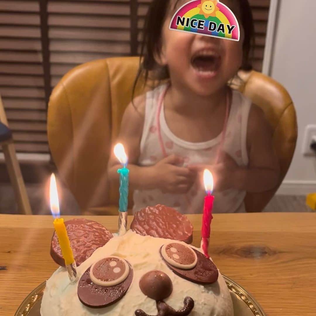 重長智子のインスタグラム：「. . 10月に入りバタバタした毎日ですが、 先月末、娘が3歳の誕生日を迎えました。 . よく喋り、よく笑い、 よく走り回り、本当に活発な女子です⭐️ . 家ではタンクトップ一枚で よく踊っています😂😂 . 本人からパンダちゃんケーキがいい‼︎ というリクエストでシャトレーゼへ🎂 . 大きな声でお誕生日の歌を歌い、 ひとりで盛り上がって喜ぶ姿に、家族は爆笑‼︎笑 . 3年前、産声が上げたのが既に懐かしく、 日々どんどん大きくなる姿を見て 寂しい気持ちもありますが、 これからも近くで成長を見守ります🥹 . 今、育児をしている親御さん、 寝不足や思い通りにいかず大変な時もありますが、 それも含めて貴重な時間、前向きに…です🩷 . . #静岡県 #焼津市 #二児の母 #子供の誕生日 #3歳女子 #7歳男子 #おめでとう #ケーキはシャトレーゼ」