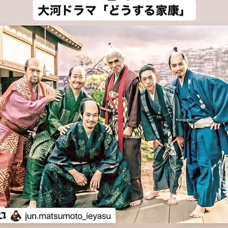 吉村界人のインスタグラム：「#nhk.#大河ドラマ#どうする家康 #Repost @jun.matsumoto_ieyasu with  武田に仕えた真田家の当主。表裏比興の者と言われ、ずる賢く切れ者。何度も徳川を苦しめる存在。 ⁡ 演じるのは佐藤浩市さん。 初めてお会いしたのは18年くらい前。。それ以来ご家族とも仲良くさせてもらっていて、父のような存在。この作品で共演させて頂きとても嬉しく思います。 共演シーンはなんとも言えない刺激的なワンシーンになりました。 ⁡ photo by Ieyasu & Staff ⁡ #どうする家康 #真田昌幸 #佐藤浩市 #久々の共演 #嬉しかった #２作連続出演 #良い表情😊 #大森南朋 #小手伸也 #松山ケンイチ #吉村界人 #松本潤 #どうする家康」