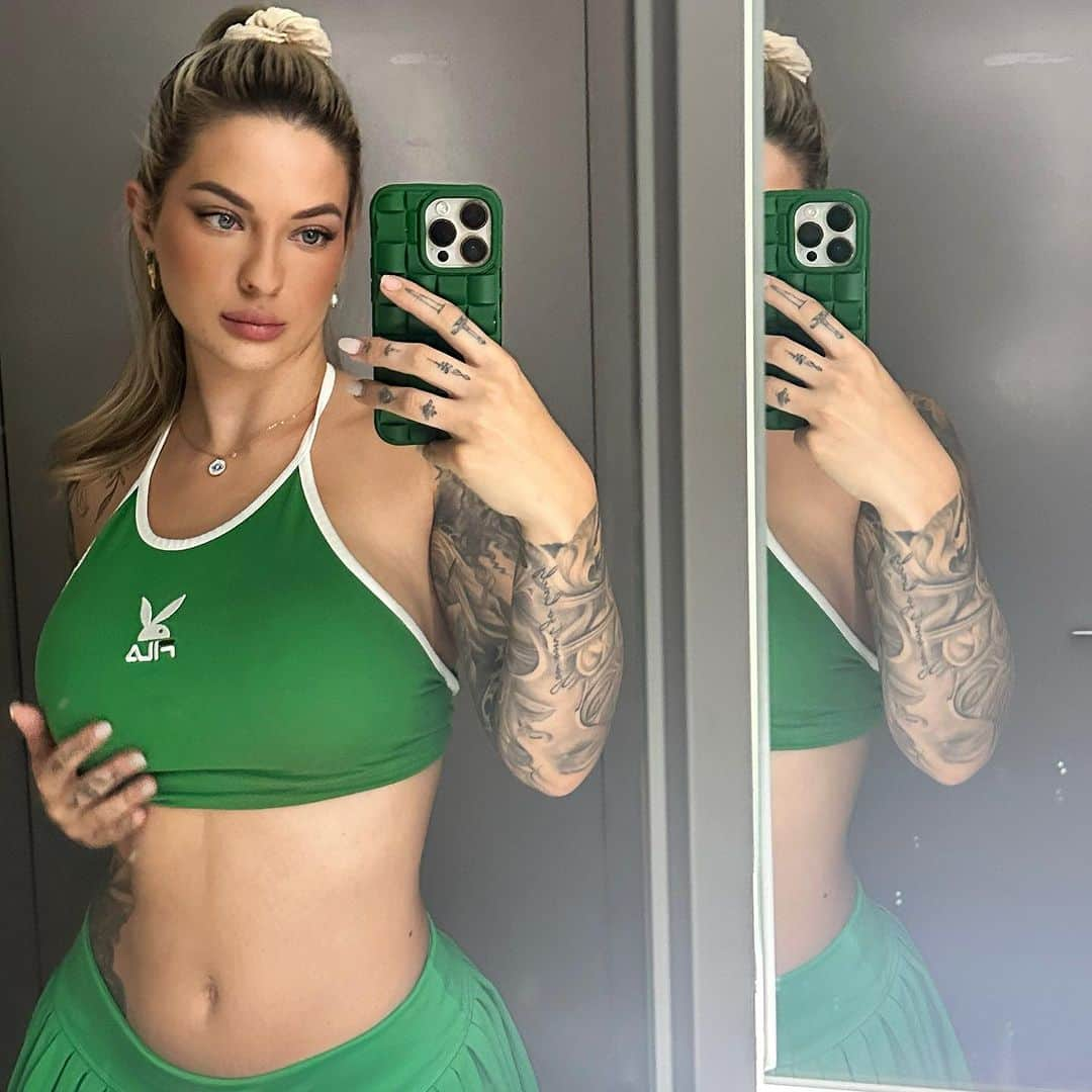 アシュリー・レッシュのインスタグラム：「back & better than ever 🍀 @playboy」