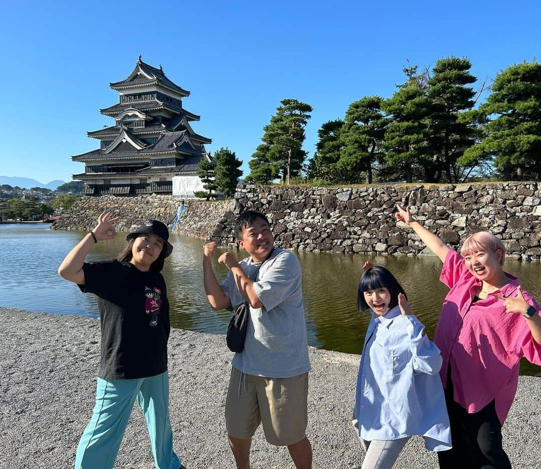 大納言光子さんのインスタグラム写真 - (大納言光子Instagram)「こないだの松本住宅公園でのネコ型配膳ロボット初営業楽しかったにゃー😽 おなごと細かすぎて伝わらないモノマネのネタやらせて頂き2ステージ最高に盛り上がりました！！！ ネコロボのシール子供達が喜んでくれて嬉しかった😻 松本城も観れたし、帰りに松本駅前にある蕎麦屋さんへ行き、セバスチャンの原田さんに人生初の胡桃そばと野沢菜おやきご馳走して頂き美味しさに感動しました😋👌 松本最高！！！都会と自然のミックス素敵過ぎました💕食べ物も人も優しくて絶対また来たい❣️ そして久しぶりの営業！お客様と触れ合えてとっても幸せでした🥰営業大好き❤お仕事是非お待ちしております😊👍  #土曜はこれダネッ #長野放送 #はっちゃん #松竹芸能 #大林ひょと子  #セバスチャン #大納言光子 #おなご #猫型配膳ロボット #ネコ型配膳ロボット  #ガスト #細かすぎて伝わらないモノマネ」10月6日 0時26分 - dinagonmitsuko