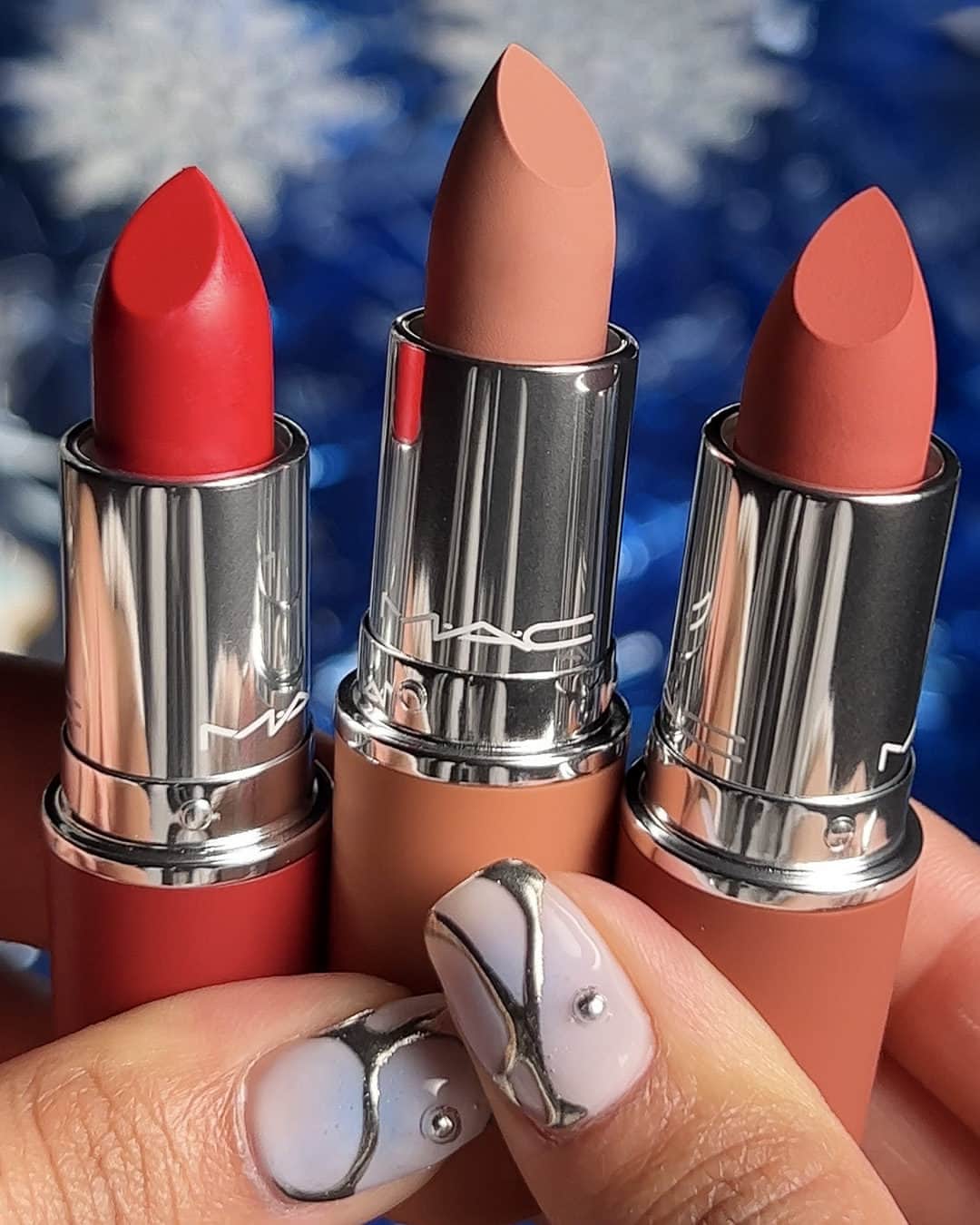 メイクアップアートコスメティックスのインスタグラム：「Give your loved ones our most loved ones with the Hail To The Chic! Lipstick Trio. This holiday-exclusive kit features three best-selling shades in our fan-fave matte finishes:   💋Powder Kiss Lipstick in Teddy 2.0 💋Retro Matte Lipstick in Ruby Woo 💋Powder Kiss Lipstick in Stay Curious   #MACHoliday #MACBizarreBlizzardBash」