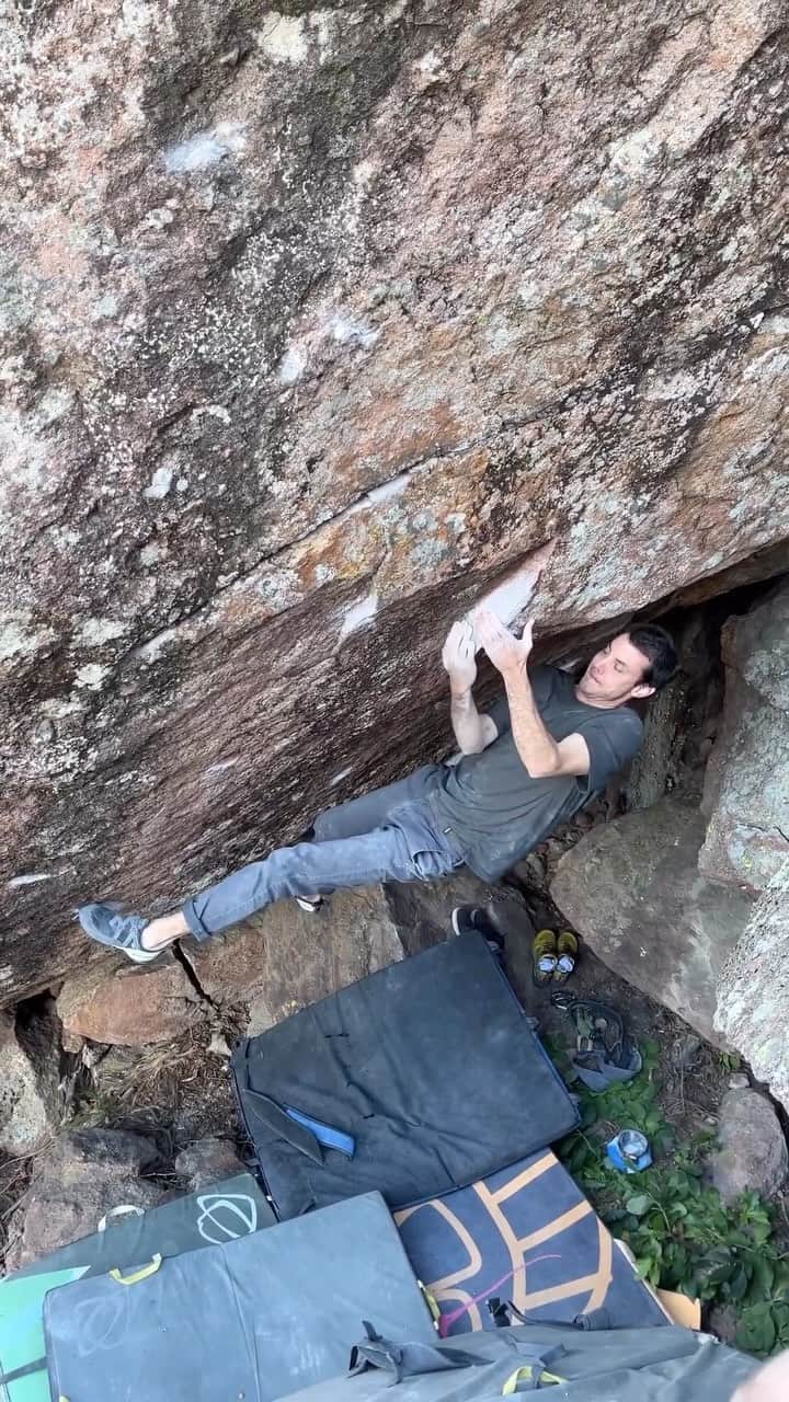 ポール・ロビンソンのインスタグラム：「Super fun day in the flatirons yesterday with @marijus3 @jeremy_fullerton and @alexinhabitstalus 🤙 I got shown this incredible looking project and immediately got to work on the rope cleaning it up. Stoked to make the first ascent of, “Maroon,” ~V10/11?? Sketchy one for sure but all time purple rock on this boulder! Go do it 👻 ! #bouldering」