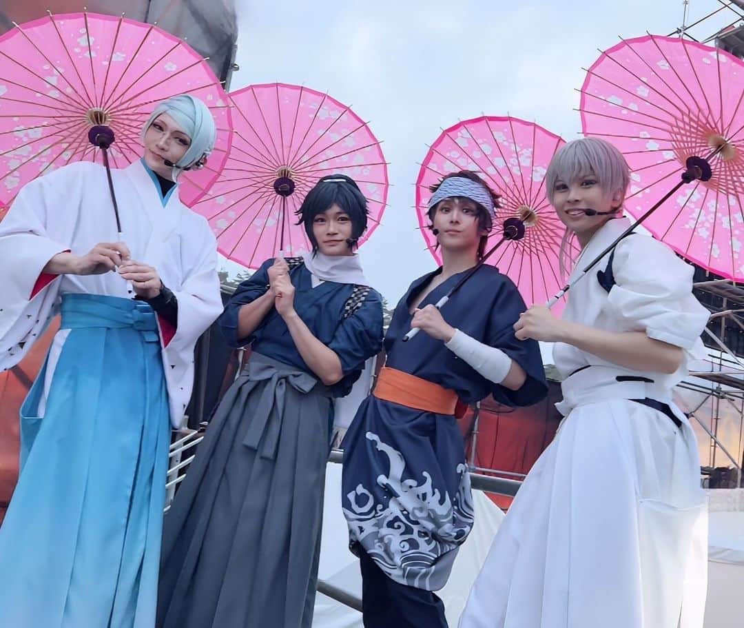 丘山晴己のインスタグラム：「Group pictures selection 2❤️✨‼️ この雨の日傘‼️映えすぎてすんごい素敵‼️」