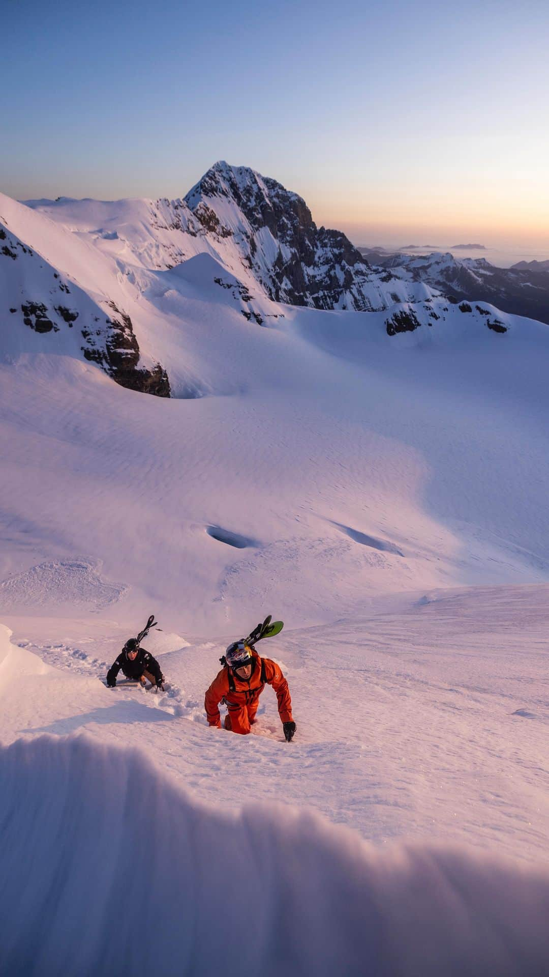 Mammutのインスタグラム：「(In)complete is LIVE 🎬 | @jeremieheitz : from steep skiing to alpinism  The last push to the top of the ridge. A quick look over the edge. Then dropping down the sheer snow-covered face. Along with these high-octane, high-altitude moments, (in)complete gives unique insight into @jeremieheitz ’s understanding of freeriding and his development towards true alpinism.  Watch the full movie via the link in bio ⚡️  #freeriding #alpinism #freeskiing #mammut」