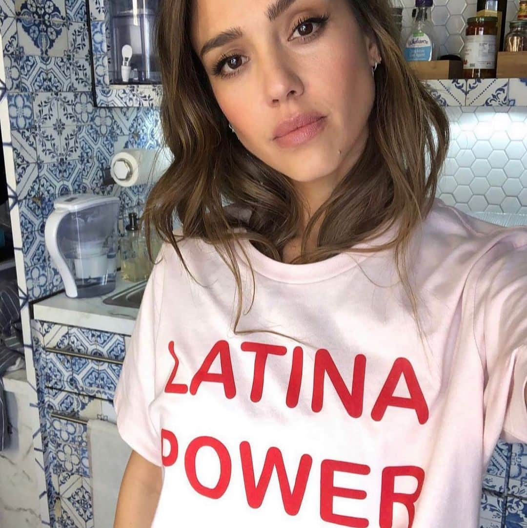 ジェシカ・アルバのインスタグラム：「Today is #LatinaEqualPayDay - meaning it marks how much further into 2023 Latinas had to work to “catch-up” to a white, non-Hispanic man’s earnings from the previous year. In short, it takes Latinas almost an entire extra year of work in order to be paid what the average white, non-Hispanic man took home last year 🤯   Why? Well for starters, all working Latinas, including full-time and part-time workers, only receive 52 cents to every dollar paid to white, non-Hispanic men... On average, Latinas in the U.S. are paid 46% less than white men and 26% less than white women (Source: @leaninorg). ‘Latinas face a double-edged sword of sexism and racism in the workplace: As women, Latinas are stereotyped as less competent than men, and as Latinx Americans, Latinas are stereotyped as less intelligent than white people. Researchers believe that bias is to blame for over half of the pay gap for Latinas’ (source: @leaninorg). The wage gap that Latinas face needs to be a thing of the past. Latinas deserve more, end of story 👊🏽  So let’s raise awareness and fight together! It is unacceptable and we demand change ❗️ Latinas simply deserve fair pay. It’s time to close the gap! We need #LatinaEqualPay for #Trabajadoras everywhere ❤️‍🩹 #Pagame #EqualPay #LatinaEqualPay #Trabajadoras #SheSePuede」